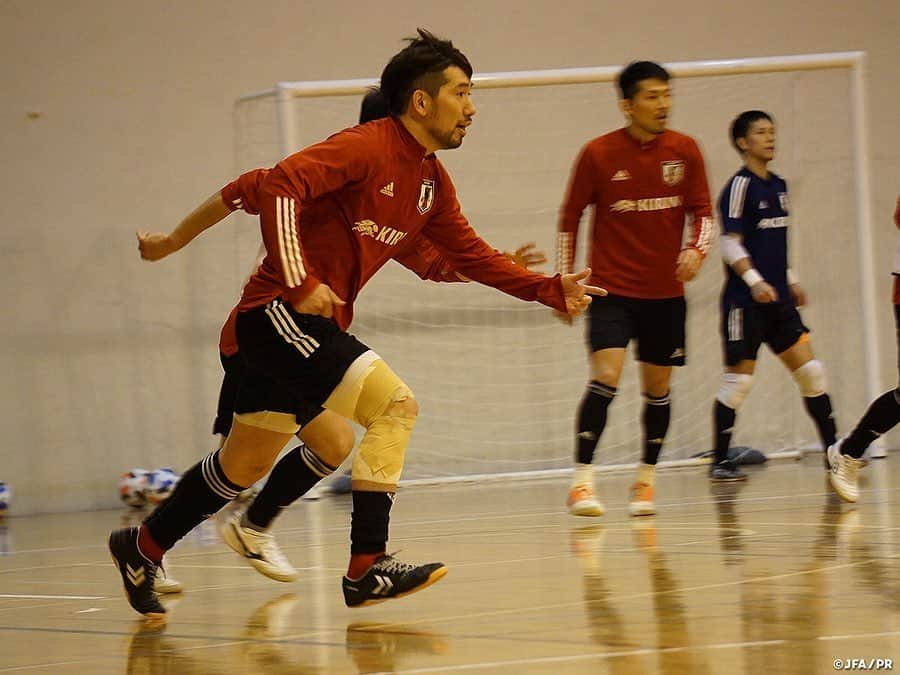 日本サッカー協会さんのインスタグラム写真 - (日本サッカー協会Instagram)「📸2/13（木）強度の高いメニューで汗を流す｜フットサル日本代表 ・ フットサル日本代表は、南米の強豪国であるパラグアイ代表との試合に向け札幌でトレーニングキャンプを開始。札幌市内は、最高気温が氷点下となる寒さの厳しい日もありますが、初日のトレーニングから強度の高いメニューでチーム全員が汗を流しました。 ・ 2月14日（金）には、ブルーノ監督が開催市である札幌市の石川敏也副市長に表敬訪問しました。 ・ チームは2月17日（月）までトレーニングを実施する予定で、翌18日（火）に試合会場となる北海きたえーるで公式練習を行い、19日（水）にフットサルパラグアイ代表との国際親善試合に臨みます。 ・ 🎫‬チケット発売中❗️ 🏆フットサル国際親善試合 📅2/19(水)19:05キックオフ（予定） 📍北海道／#北海きたえーる #フットサル日本代表 🆚フットサルパラグアイ代表 📺NHK-BS1にて全国生中継 ・ 👉大会情報はJFA.jpへ ・ #daihyo #jfa #futsal」2月15日 11時55分 - japanfootballassociation