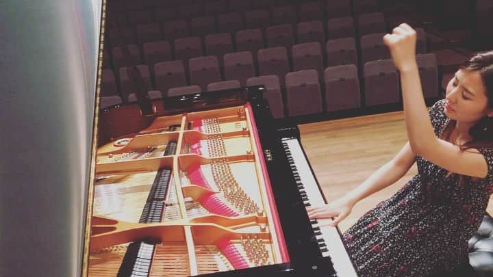 森本麻衣のインスタグラム：「Schumann🎹 from  Symphonic Etudes op13✨ . シューマン 交響的練習曲 op13 の中の一つ❣️ . . シューマンも 素晴らしい作曲家だーー🙏 . . . #SymphonicEtudes #SinfonischeEtüden #schumann #etude #maimorimoto#piano#pianist#hall#steinwayandson#steinway#yamaha#cfx #森本麻衣#ピアニスト#ピアノ#シューマン#交響的練習曲#ロマン派#クラシック#コンサート#ホール#スタインウェイ#ヤマハ」