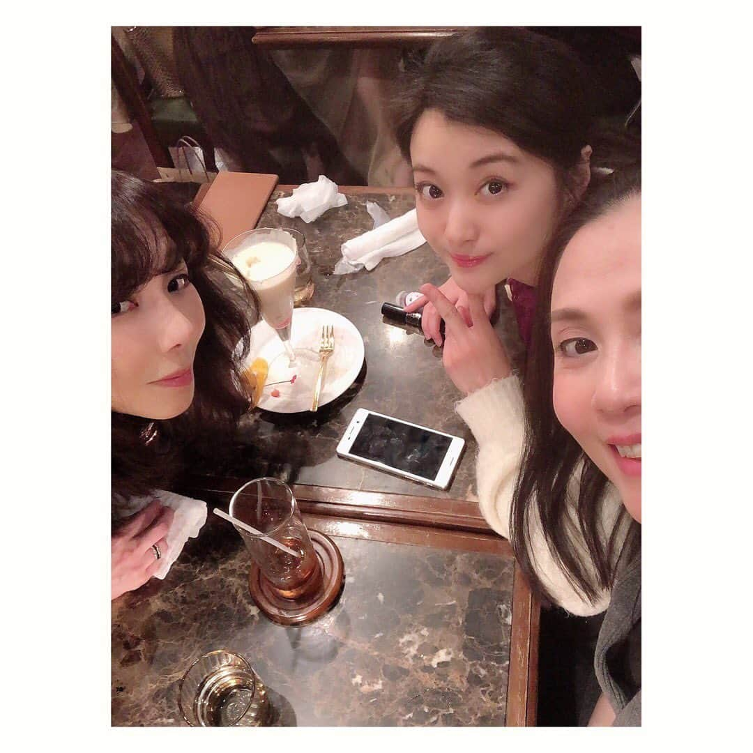 中原翔子のインスタグラム：「女だらけのバレンタイン💕  #actresslife #japaneseactress #happyvalentinesday #bff  #バレンタインデー #友チョコ #長谷川るみ」