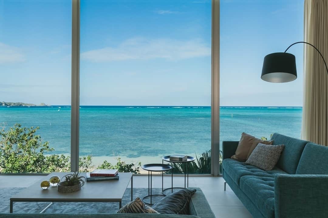 のインスタグラム：「📍Beach House Purau . 静かでプライベート感満載のビーチを楽しみたい方にぴったり。 大きな窓から眺める海の景色は圧巻の美しさです。 . #BeachHousePurau#沖縄県#okinawa#ホテル#unknownjapan #japantravel #ig_japan #instatravelgram #instatravelling #japanesehotels #traveljapan #japantravelphoto」