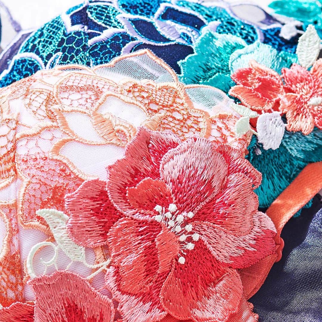 のインスタグラム：「緻密なグラデーションの刺繍糸使いで奥行きと立体感をもたせたアップリケはサルートならではのこだわりです。 . . #wacoal_salute #salute #wacoal #サルート #サルート女子 #サルート新作 #サルート好きな女性と繋がりたい #サルート好きと繋がりたい #サルート女子部 #おしゃれ #女子力アップ #ドラマティック #女磨き #劇的セクシー #22グループ」