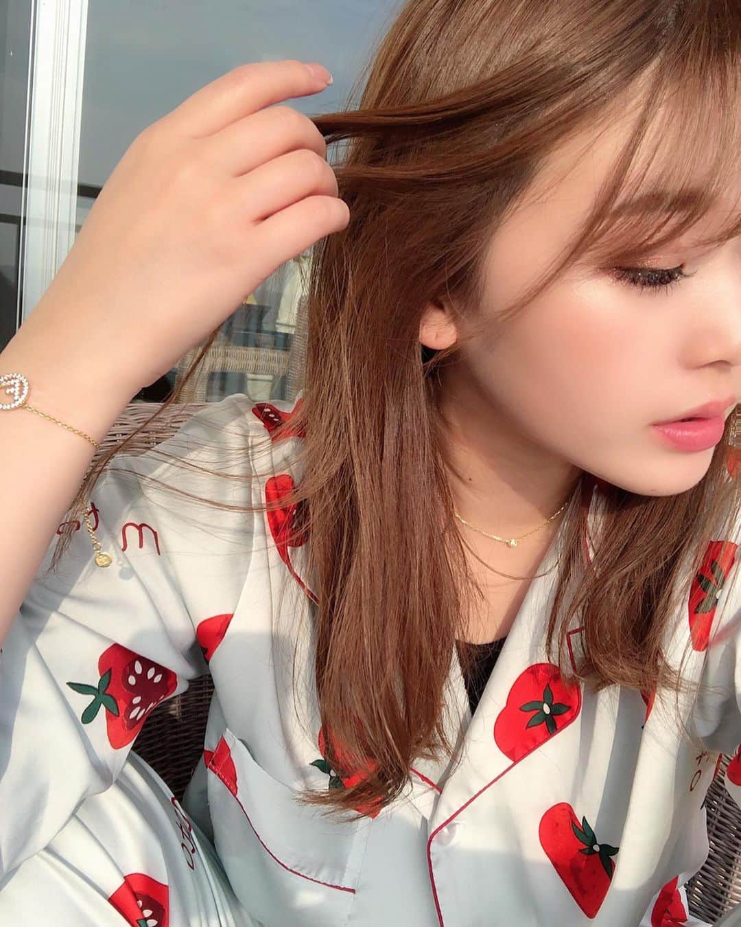 藤川沙弥のインスタグラム：「𝙎𝙖𝙩𝙪𝙧𝙙𝙖𝙮 𝙢𝙤𝙧𝙣𝙞𝙣𝙜🍅﻿ ﻿ 先日﻿ @diptymoila  @sayaka_diptymoila さんに 煌水×ミネコラトリートメントと﻿ カラーをしてもらって﻿ 髪の毛の水分量が上がって艶々に🤭💕﻿ カラーの持ちもめちゃくちゃ良いし﻿ やみつきになります🥱❤️﻿ 煌水とミネコラを両方できるサロンさんが﻿ 少ないからオススメだよ〜👌🏻✨﻿ ﻿ マツエクのお直しを　@teenkarbel で💫﻿ 今回は持ちをさらによくする為に﻿ 1㍉と1.5㍉を混ぜて﻿ つけ放題でお願いしました🙏🏻﻿ いつも仕上がりが綺麗で﻿ 周りのお友達たちも皆通ってる﻿ 美容スポット☝🏻💕﻿ ﻿ カラコンはいつも﻿ @onlinecontact でポチっと。﻿ エバーカラー1dayの﻿ シェリーファッジなんだけど﻿ 新しくナチュラルな﻿ カラーコンタクトないかなぁ〜と﻿ 模索中です🔍」