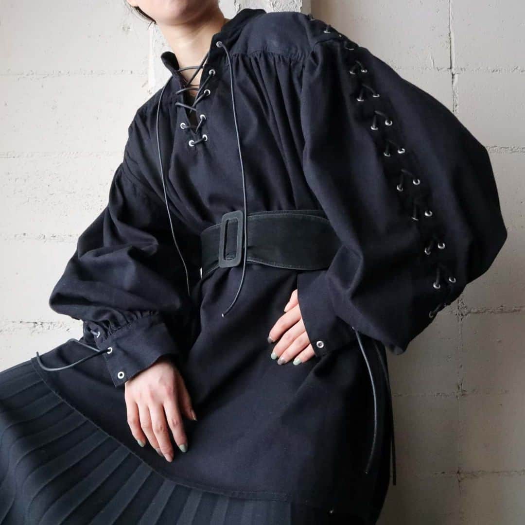 吉祥寺 古着屋 Orfeoのインスタグラム：「Lace Up Smock Blouse  #orfeo #kichijoji #tokyo #vintage #used #fashion #coordinate #outfit  掲載商品のお問い合わせはメールにて承っております。コメント、DMでのお問い合わせは受け付けておりませんのでご了承ください。」
