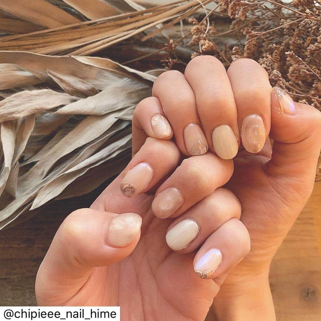 のインスタグラム：「どタイプすぎるデザイン♡ 姫ちゃん天才ありがとう🥰 . 近野莉菜様 @chikano.rina  ご来店です✩ . whitebeige×mirror nuancedesign🐩✨ . ご来店ありがとうございます‪‪❤︎‬ . . . ［1月coupon💫］ . 🌞new【電話予約のみ】同時施術☆ マツエクシングル120本＋選べるシンプルネイル⇨￥13,000(税込) . 🌞new【電話予約のみ】同時施術☆ マツエクシングル130本or3Dラッシュ100束＋選べるフットネイル(親指セレクトコースより)⇨￥14,600(税込) . 《ご新規様もリピーター様も使えるクーポン》 おまかせコース60min ⇨￥8,800(税込） .  やり放題コース90min 通常価格¥16,775⇨¥12,500（税込） 更に学生割引で⇨¥9,900（税込） . . 《ご新規様★》 . 定額デザイン40min（3種類から選べる） 通常価格¥9,075⇨¥5,800（税込） . 定額デザイン60min 通常価格¥10,175⇨¥7,200（税込） . 定額デザイン90min 通常価格¥12,375⇨¥8,500（税込） . 《リピーター様★》 . 定額デザイン40min 通常価格¥9,075⇨¥6,980（税込） . 定額デザイン60min 通常価格¥10,175⇨¥8,500（税込） . 定額デザイン90min 通常価格¥12,375⇨¥10,120（税込） . .  オフのみ ¥3,300 初回⇨付け替え時オフ 無料 4週間以内のご来店 ⇨付け替え時オフ無料 4週間以降のご来店⇨付け替え時オフ1本 ¥165 他店様オフ 1本 ¥275  その他メニュー、リピーター様は20%off . ご予約埋まり次第終了と なりますのでお早めのご予約が おすすめです😊💕 Chipieeeでお待ちしております❤️ . . ホットペッパーからの ご予約可能となっております😊✨ DMからのお問い合わせもOKです🙆🙆 . .  #ネイル#ジェルネイル#gelnail#newnail  #冬ネイル#ニュアンスネイル#アートネイル #chipieee#chipieeenail#nail#gelnail#nailart#nailsalon#instanail#art#footnail#instagood#fashion#trend#followme#l4l#네일」
