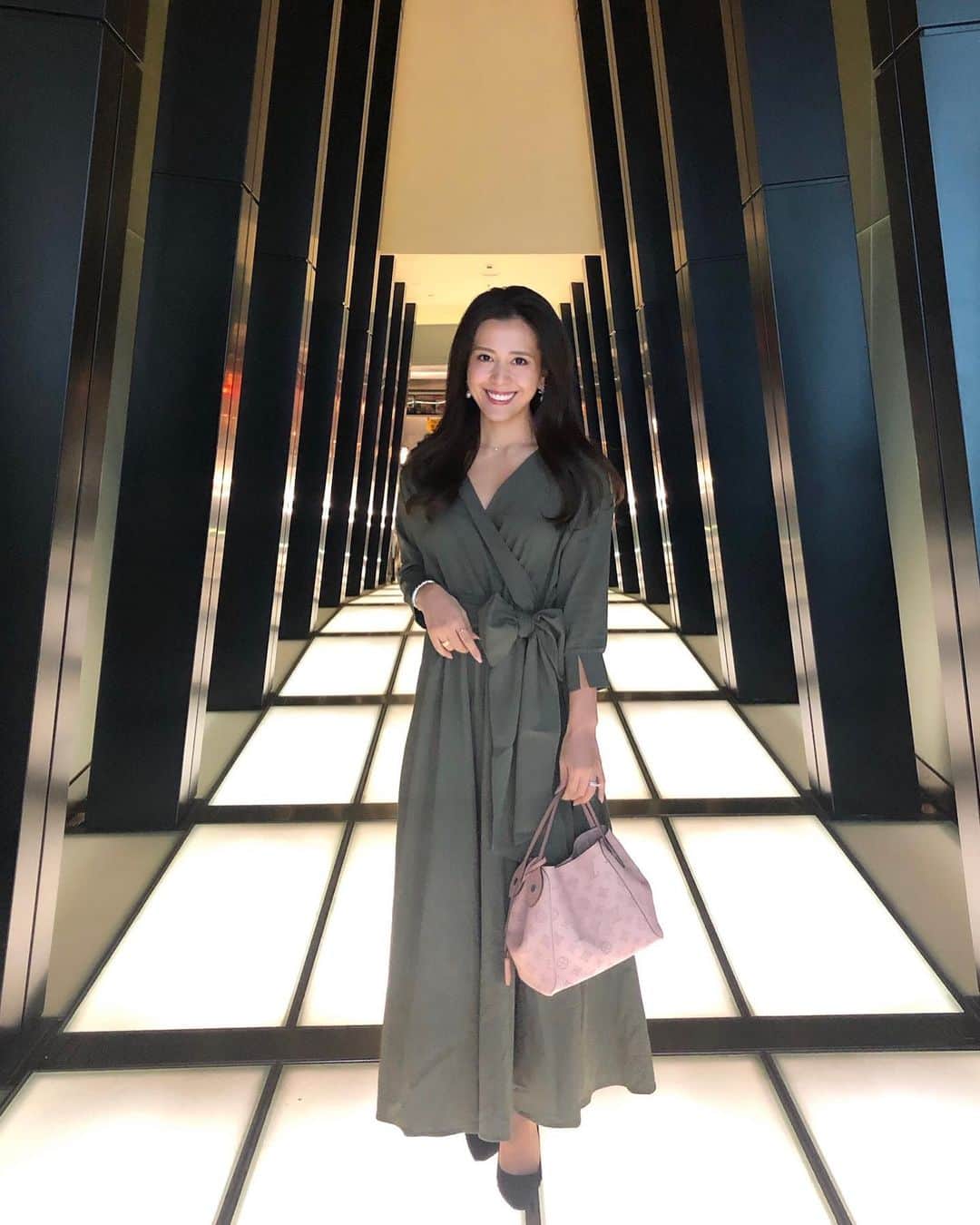 のインスタグラム：「. お出掛けスタイル❣️ . ur's(@urs_official)の新作ワンピース👗✨ 前後2way仕様なので、 気分によって変えられるし、印象も変わる😊 . 太めのウエストリボンが メリハリのあるシルエットを作ってくれる 有能#ロングワンピース です💗 . #instafashion  #cordinate  #fashion #155cm  #まりやコーデ  #コーディネート #urs_styling  #ユアーズ . onepiece #urs_official bag #LOUISVUITTON shoes #salvatoreferragamo」