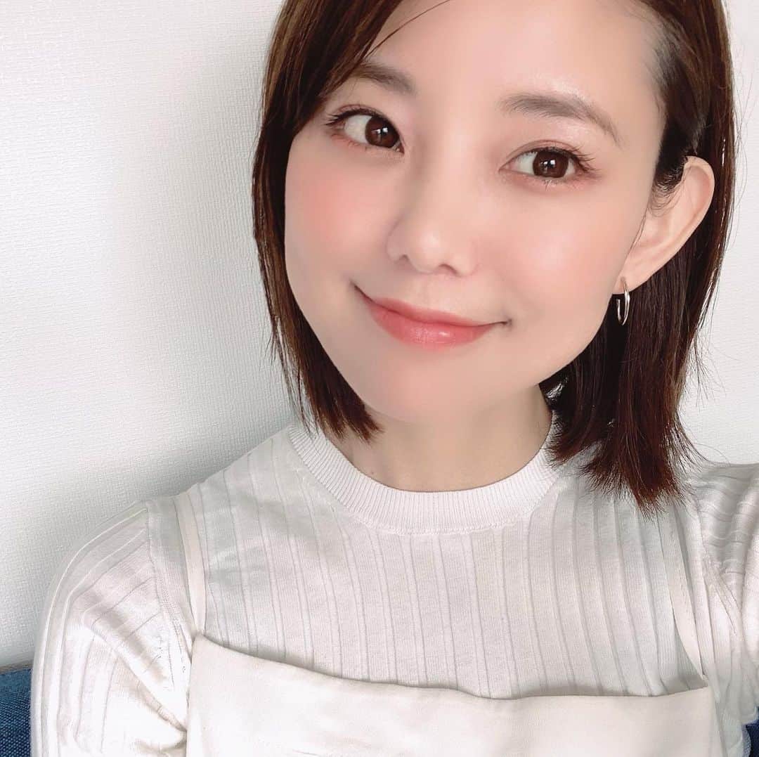 林村ゆかりのインスタグラム：「最近毎日ミネラルコスメ。春の新作エトヴォスを色んな使い方してます。指で簡単にメイクできて肌への負担が少ないのが、気持ちが軽くなってありがたいです♪﻿ お友達にも春っぽくて可愛いメイクって褒めてもらえて嬉しかった！﻿ ﻿ 今日も軽やかにヘルシーに生きていきます+:✿｡.ﾟ﻿ ﻿ ﻿ ﻿ ﻿ #etvos#ミネラルコスメ#美容#スキンケア#skincare#メイク#メイク好きな人と繋がりたい#cosme#コスメ好きな人と繋がりたい#エトヴォス#美容好き#美容好きな人と繋がりたい #女磨き#春コスメ#新作コスメ2020 #新作コスメ」