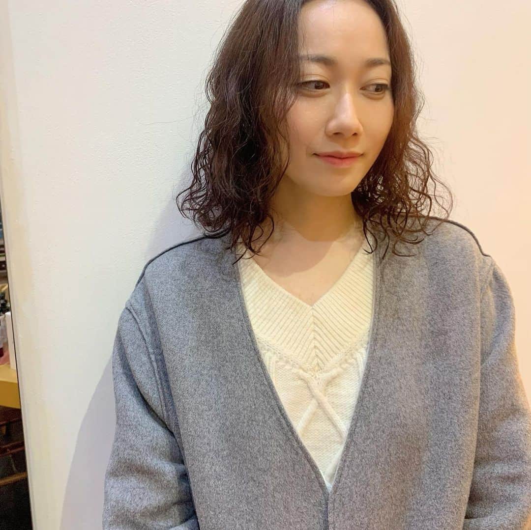 のインスタグラム：「. 気合に髪を切った。 . 靴を買った。 . よし！頑張るぞ！ . と言うことで、気合たっぷりで過ごしています。 .  毎回綺麗に、私の癖毛が可愛いパーマに見えるカットをしてくれて本当にありがとうございます😭 @kirin_sora . いっつも頼ってる笑笑 . #ヘアカット #センスがいい #くせ毛を活かす  #くせ毛の王様  #パーマに見えるけど天パだよ . . . . . #元宝塚 #天宮菜生 #花組 #シンガー #リハビリメイクセラピスト」