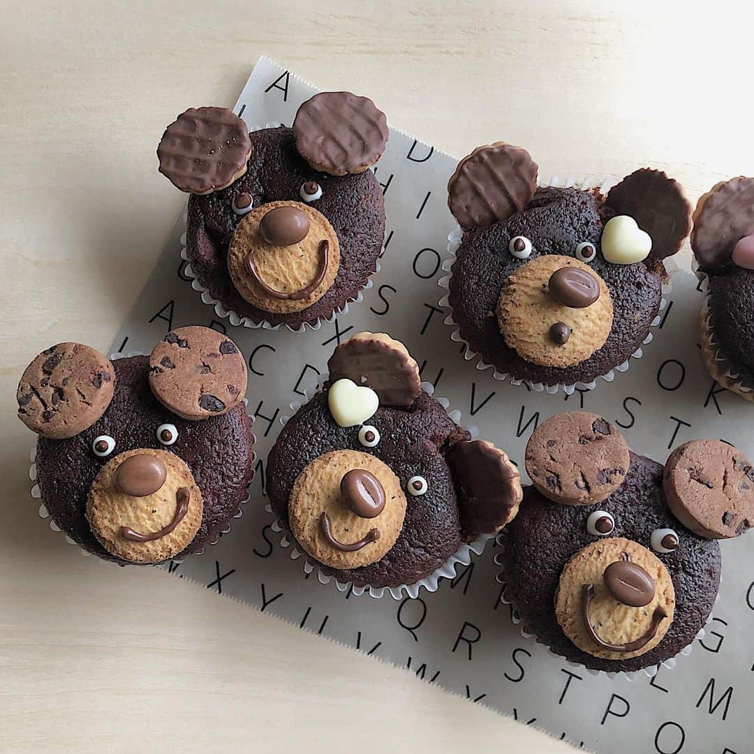 Pecoriさんのインスタグラム写真 Pecoriinstagram 𓂂 インスタでよく見かけるクマさんのカップケーキを バレンタイン用に子供達と作りました といっても全部売っているものを使ってトッピングしたから手作りとは言えないけど 笑 無印良品 のチョコケーキとか
