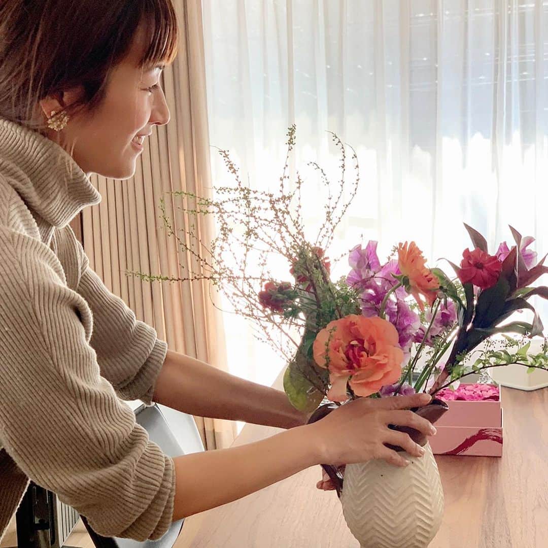 亀恭子さんのインスタグラム写真 - (亀恭子Instagram)「ずっと眺めていられる❤︎ . . . @sayako_shimokobe ×@yukimaeda0117  コラボギフト。 . . 家具の雰囲気から花瓶を。 花瓶のデザインからお花を。 流石のセンス❤︎ . . 働く女性として・母として、 深〜い愛と探究心をもつお2人。 毎回話に花咲いて、いつも時間が足りない…❤︎ . . #someday #lunchtime #fun #thankyou #❤︎」2月15日 12時36分 - kame_kyo