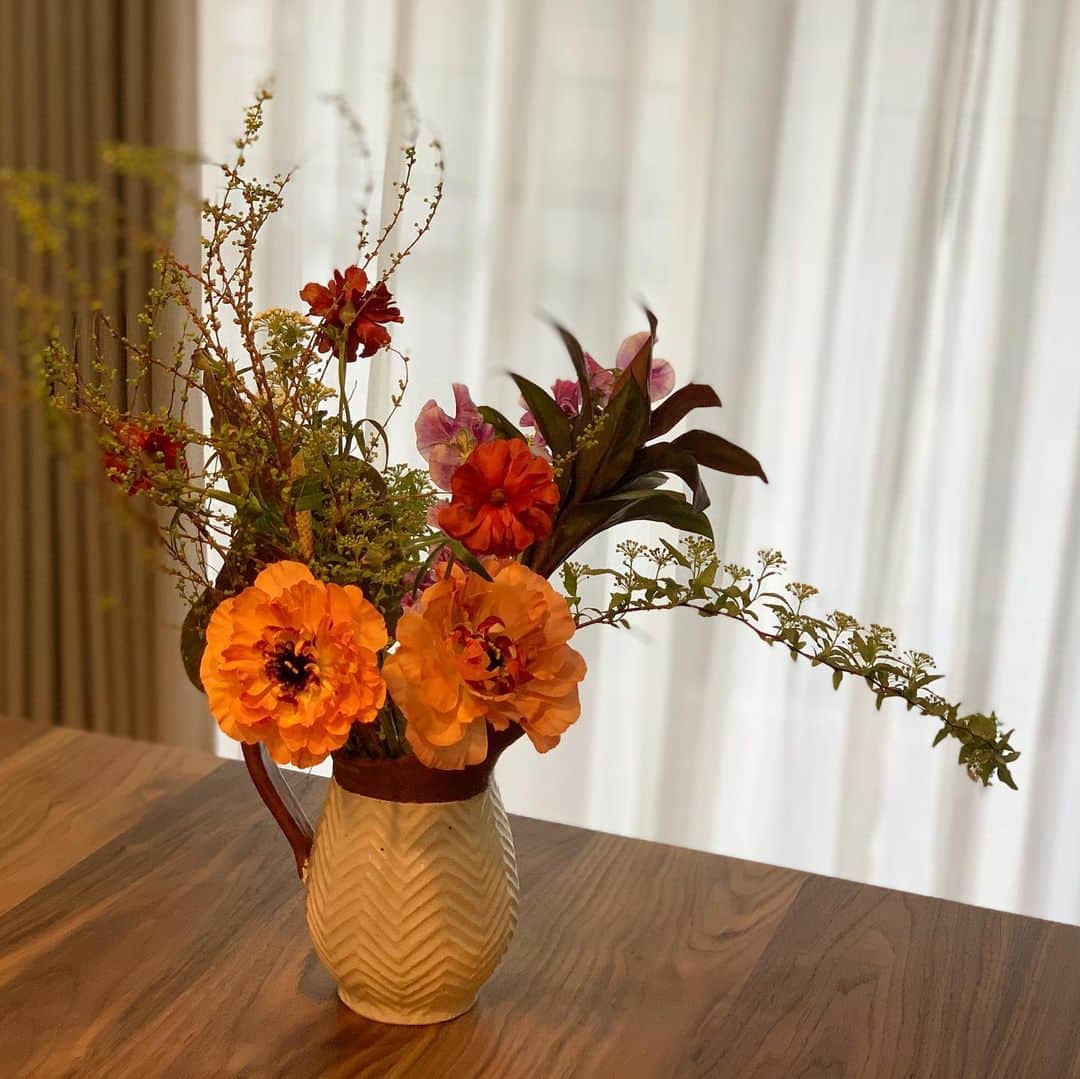 亀恭子のインスタグラム：「ずっと眺めていられる❤︎ . . . @sayako_shimokobe ×@yukimaeda0117  コラボギフト。 . . 家具の雰囲気から花瓶を。 花瓶のデザインからお花を。 流石のセンス❤︎ . . 働く女性として・母として、 深〜い愛と探究心をもつお2人。 毎回話に花咲いて、いつも時間が足りない…❤︎ . . #someday #lunchtime #fun #thankyou #❤︎」