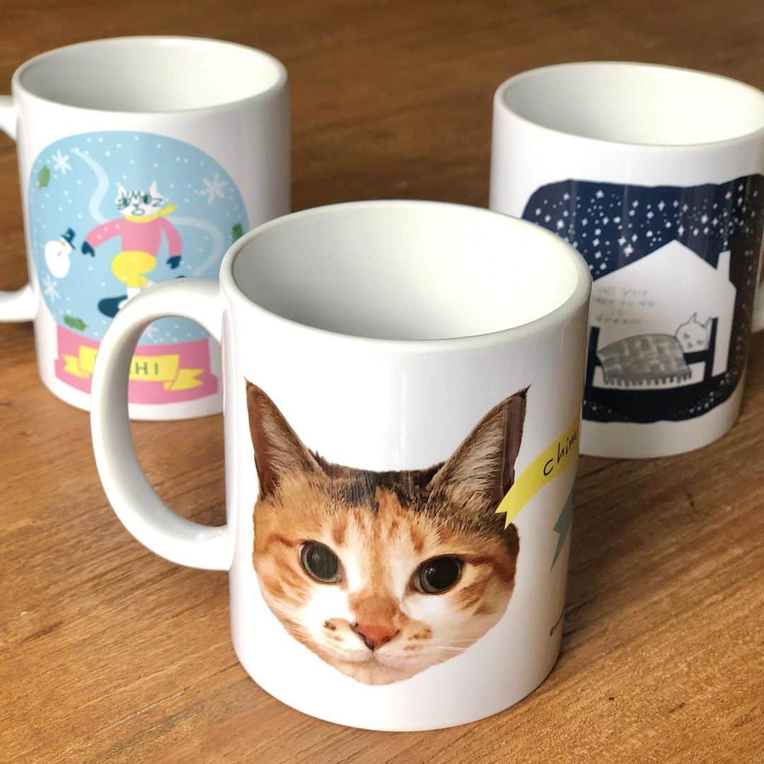 山田稔明さんのインスタグラム写真 - (山田稔明Instagram)「これも可愛くて超やばい新グッズ…。初めてマグカップを作りました。ちよだ猫まつりで販売します。「チミ＆ママン」「スノードーム」「星の夢」の3種類。自分が欲しくて作ったのですが、ものすごく出来が良いし、たっぷり入って根気のいる仕事中も重宝しそう。数に限りがあるのでお一人様お買い求めは1種類につきひとつとさせていただきます。毎日の暮らしにぜひ。売り切れ必至ですが通販や受注受付など再販の機会を考えていますのでどうか焦らず！今年はカレンダー10周年なので歴代のデザインでいろんなグッズを作ってみたいと思ってます。その第一弾です。 #ポチ実 #チミママ #山田稔明カレンダー #ちよだ猫まつり」2月15日 12時47分 - toshiakiyamada