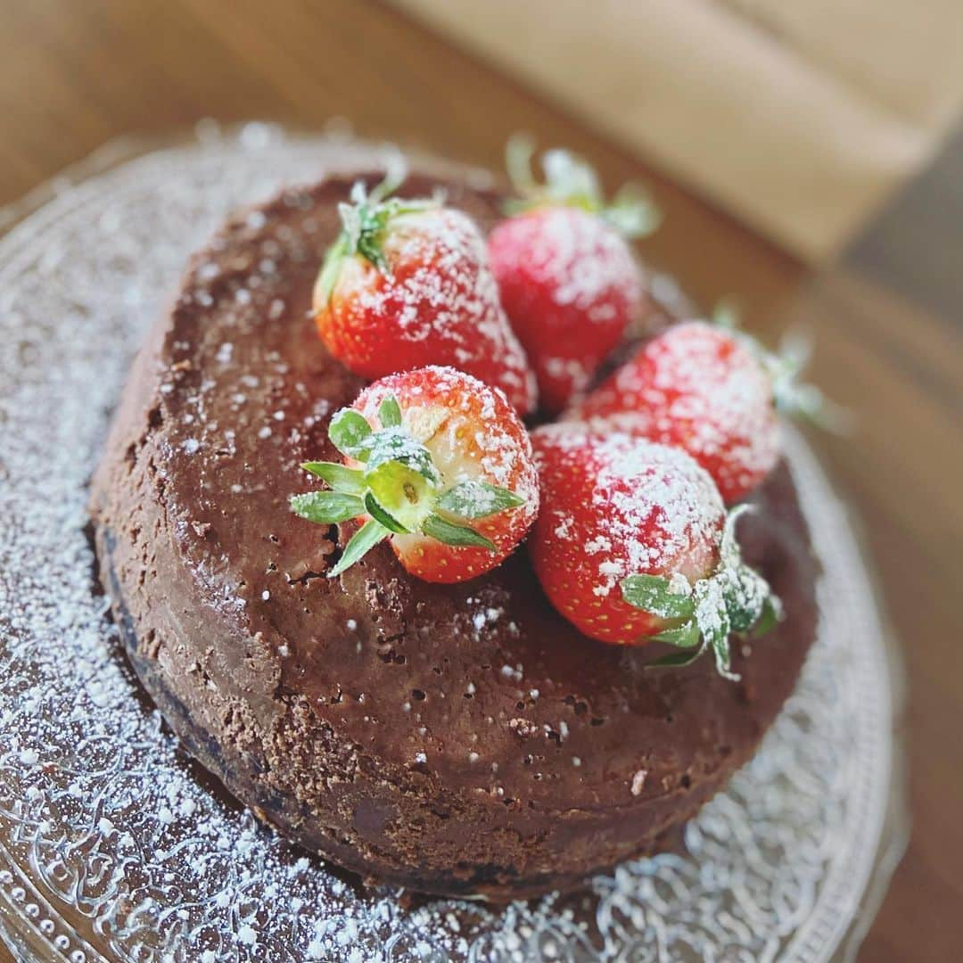 若井久美子のインスタグラム：「チョコレートチーズケーキ🍫🧀 下はブラッククッキーを敷いて🍪生地の中にスライスアーモンドをたっぷり入れました💓小麦粉を一切使ってないので低糖質😋  #チョコレートチーズケーキ #くみスイーツ #下のクッキーに小麦粉入ってるわ」