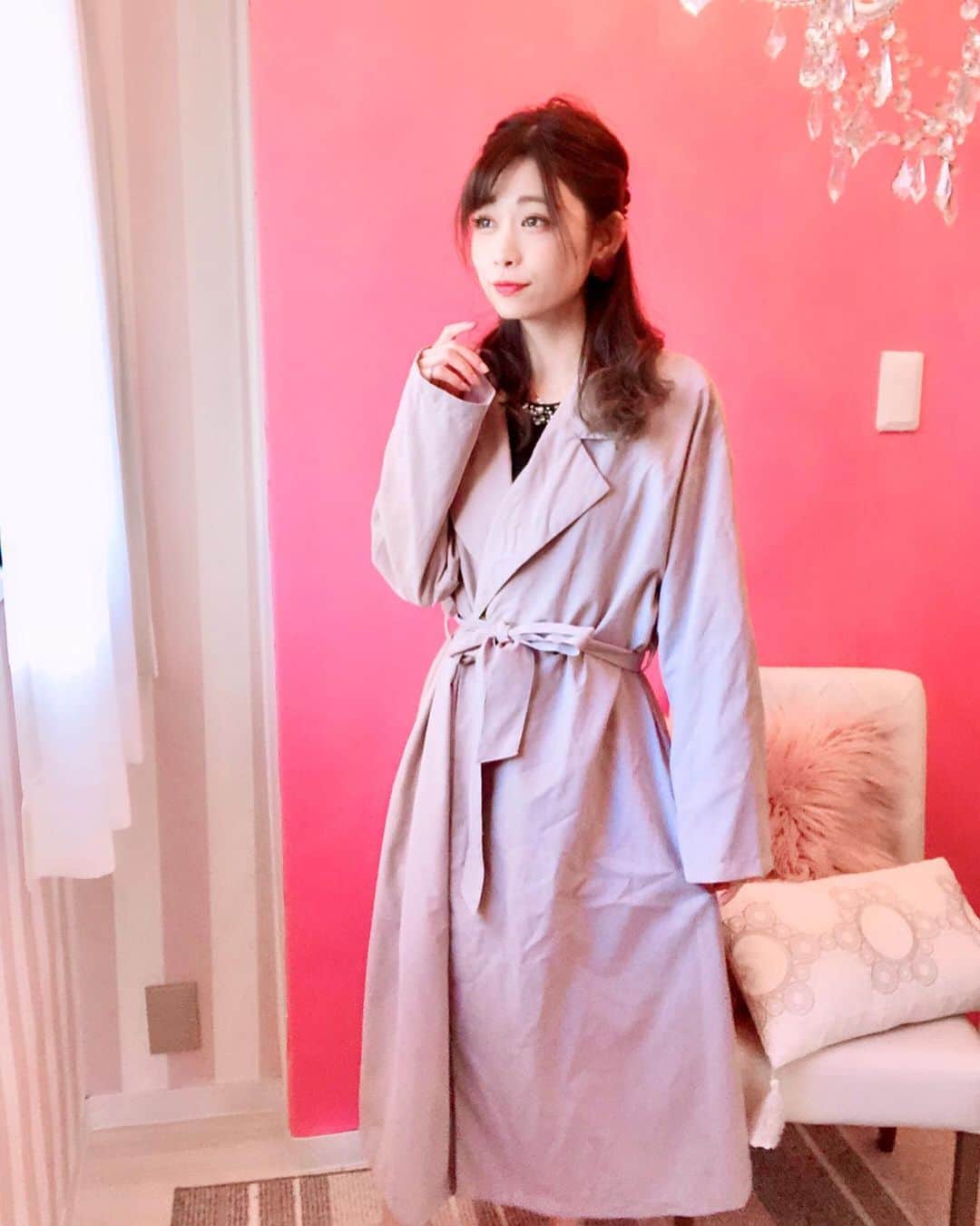 のインスタグラム：「@momentplus_official のトレンチコート♥﻿ ﻿ ﻿ シフォン素材のバックプリーツが﻿ コーデに抜け感をプラスしてくれるのから﻿ 1枚でおしゃれ見え抜群なの〜😭💞💞﻿ ﻿ ﻿ ﻿ ﻿ バックのプリーツがふわっと広がるから﻿ 後ろ姿もかわいいんだよ〜！♡❤️❤️﻿ ﻿ ﻿ ﻿ 360度どこからでもおしゃれ見えするから﻿ 今年の春にリピ使い間違いなし♩﻿ ﻿ ﻿ ﻿ ちょっと春に向けて早めに発信だよ〜★﻿ ﻿ ﻿ ことしは暖冬だから早めにねっ★﻿ ﻿ ﻿ ﻿ ﻿ ﻿ ﻿ ﻿ #momentplus #プチプラ #モーメントプラス #ZOZOTOWN限定  #カジュアル #トレンド﻿ #フェミニン  #低身長コーデ #小物使い #オルチャンコーデ #お出かけコーデ #トレンドコーデ #おしゃれコーデ #ガーリーコーデ #女子会コーデ #着痩せコーデ #150cmコーデ #おチビコーデ #sサイズコーデ #155cmコーデ #誰でもできるコーデ #デートコーデ #ファッション #バレンタインコーデ #春コーデ #春先取り #春先取りコーデ #トレンチコート #トレンチコートコーデ」