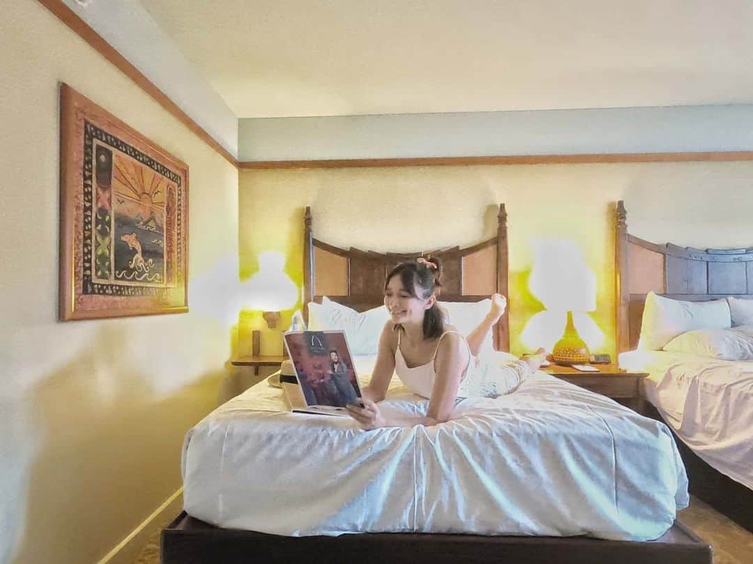 芳美リンさんのインスタグラム写真 - (芳美リンInstagram)「﻿アウラニ・ディズニー・リゾート＆スパ﻿﻿ ﻿ お部屋はこんな感じ☺﻿ ディズニーのホテルなので、ファンシーなのかと思いきや、意外とシックで落ち着きます。 ﻿ でも、窓の外は夢の国♥﻿ 幻想的な世界がすぐそこにあります✨﻿ ﻿ ルームウエアは持参しました✨﻿ ﻿ ﻿ @sisroom_editor﻿ ﻿ #アウラニディズニー#sponsored ﻿﻿ #コオリナ#アロハストリート﻿﻿ #ハワイ#AulaniResort#Aulani﻿﻿ #Welinalikoルームウェア #welinaliko #ルームウェア #部屋着 #roomwear #sisroom #パジャマ #パジャマコーデ #pr ﻿ #hawai#リゾート#リゾートホテル#海好#travelstagram  #lynn_trip #travelme  #trip #traveler #トラベラー ﻿﻿ #旅好きな人と繋がりたい﻿﻿ #travelholics#旅スタグラム ﻿#laboutiquedecarolアンバサダー応募2020」2月15日 12時51分 - lynn.lynn5