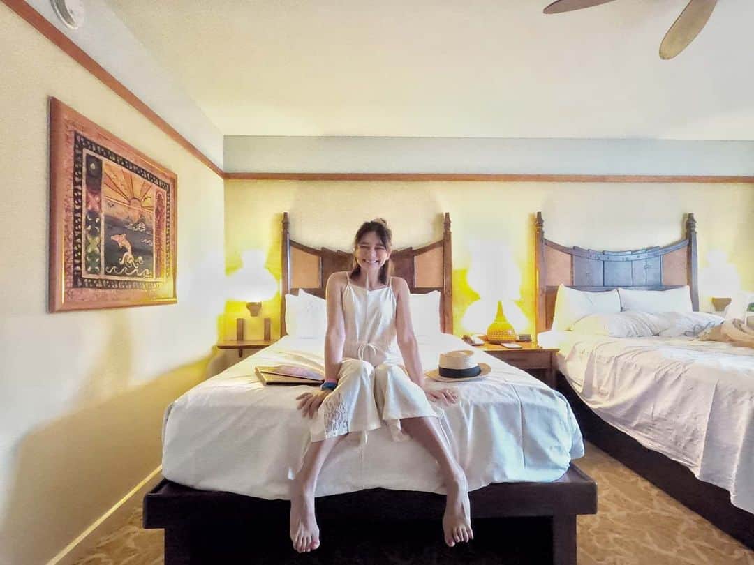 のインスタグラム：「﻿アウラニ・ディズニー・リゾート＆スパ﻿﻿ ﻿ お部屋はこんな感じ☺﻿ ディズニーのホテルなので、ファンシーなのかと思いきや、意外とシックで落ち着きます。 ﻿ でも、窓の外は夢の国♥﻿ 幻想的な世界がすぐそこにあります✨﻿ ﻿ ルームウエアは持参しました✨﻿ ﻿ ﻿ @sisroom_editor﻿ ﻿ #アウラニディズニー#sponsored ﻿﻿ #コオリナ#アロハストリート﻿﻿ #ハワイ#AulaniResort#Aulani﻿﻿ #Welinalikoルームウェア #welinaliko #ルームウェア #部屋着 #roomwear #sisroom #パジャマ #パジャマコーデ #pr ﻿ #hawai#リゾート#リゾートホテル#海好#travelstagram  #lynn_trip #travelme  #trip #traveler #トラベラー ﻿﻿ #旅好きな人と繋がりたい﻿﻿ #travelholics#旅スタグラム ﻿#laboutiquedecarolアンバサダー応募2020」