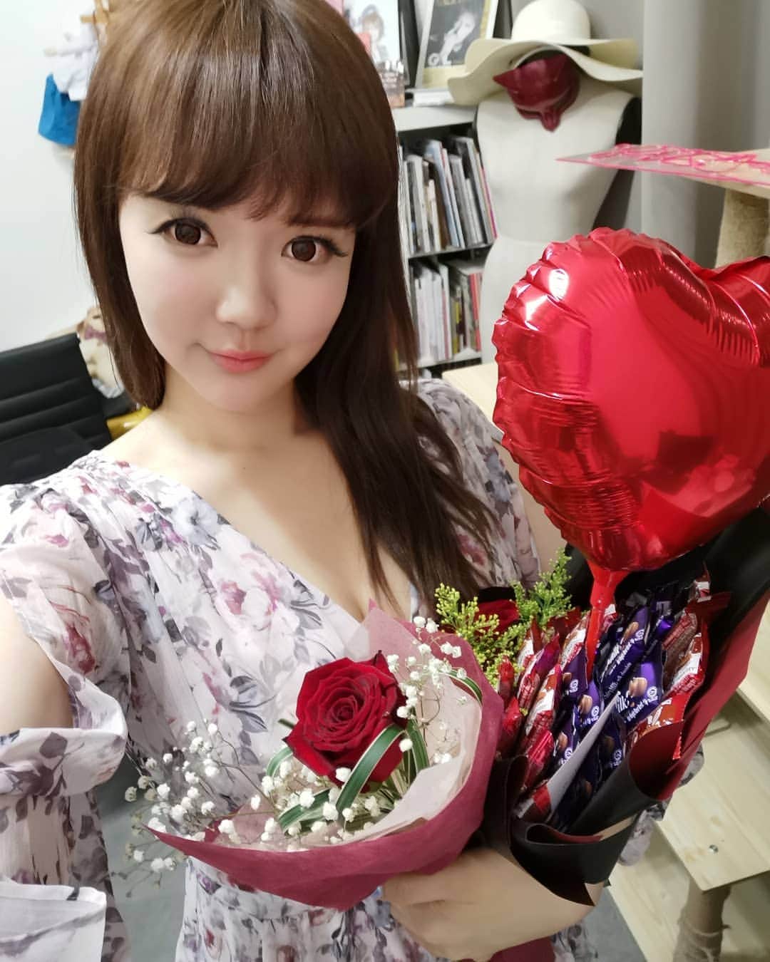 YingTzeさんのインスタグラム写真 - (YingTzeInstagram)「Someone asked why I rarely post casual selfies so here you go 😂 _ Thank you @misshermes and @_scarletwings for the Valentines Bouquet!💖 p/s : very seldom take casual selfies because I'm not very creative with poses 😂 #blessed #valentines」2月15日 13時05分 - yingtze