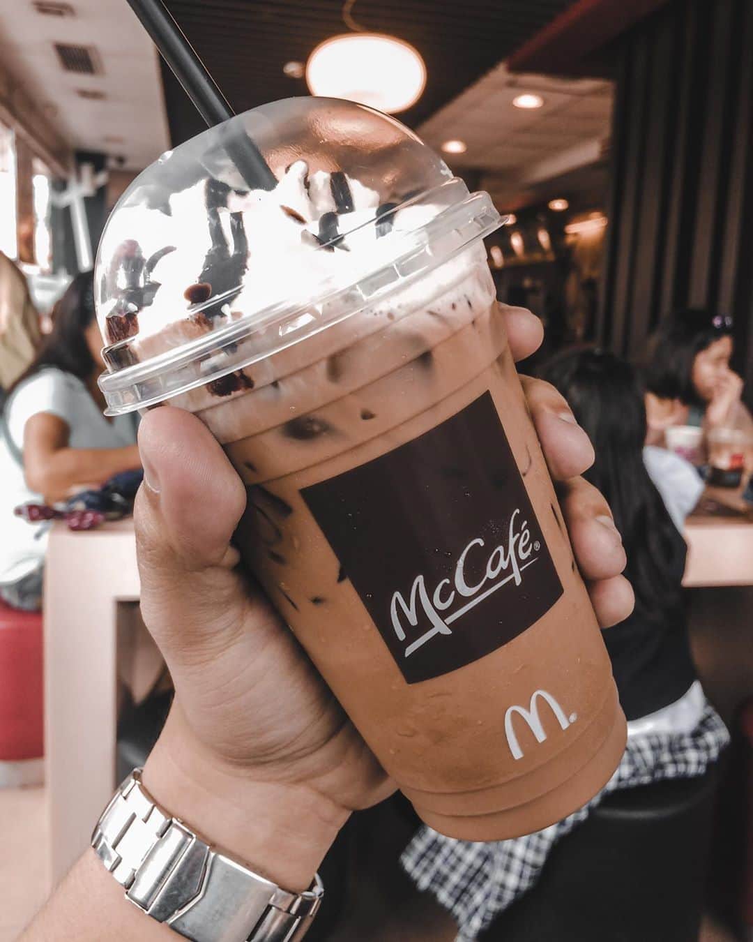 McDonald's Philippinesのインスタグラム：「In need of a coffee break? Sip into our Iced Mocha Latte! @dane_16 surely got his fix! 😉」
