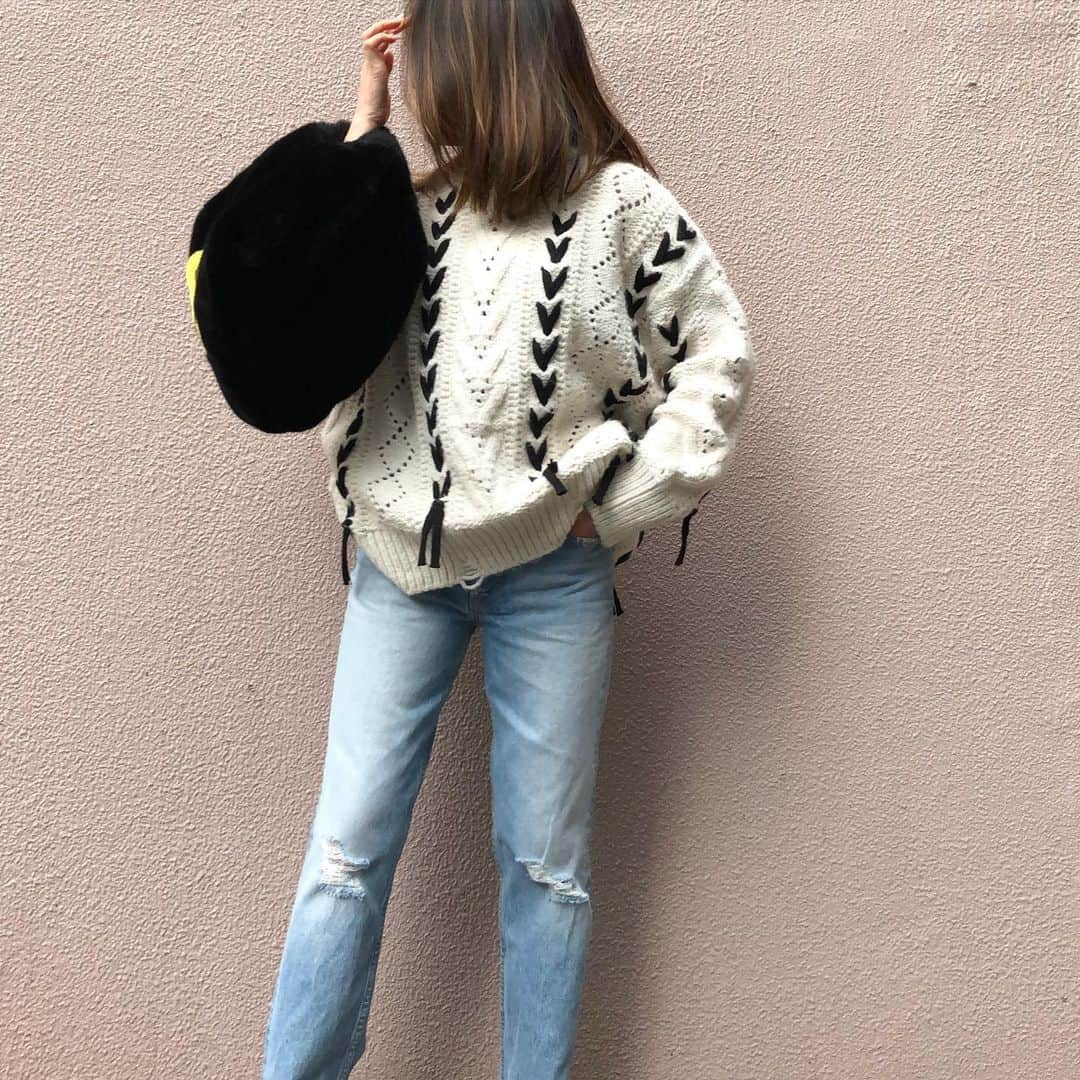 増山敬子さんのインスタグラム写真 - (増山敬子Instagram)「いつしかの coordinate 基本はデニムとニット🧶 だけどスエットパンツも今の時期 かなりヘビロテ中💕 * #セーター　#zara #fvecフリマ  #デニム　@grlfrnd #girlfriend  #モコモコバック　#smile  バックね、☺︎マークがあるんだよ🙋🏼‍♀️ かわいいっー😍」2月15日 13時03分 - keikomasuyama