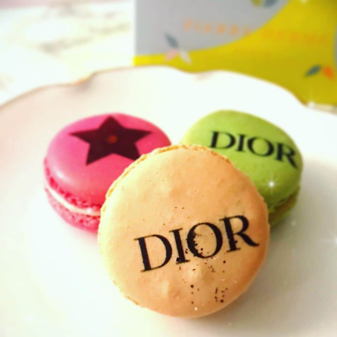 築山可奈のインスタグラム：「かわいい❤ もったいなくて食べれなーい😍 マカロン＝女子力✨←古。 #dior #macaron #sweets #afternoontea #happy #love #cafe #valentine #キラキラ #女子力」