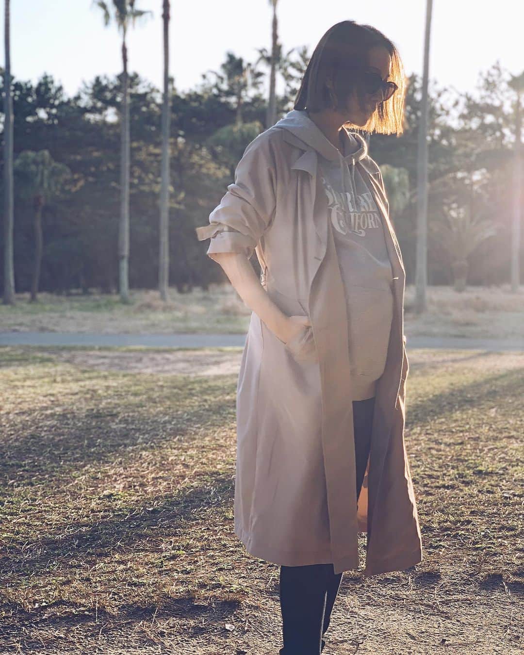 藤本奈月のインスタグラム：「本格的に暖かくなってきたね〜。春感🙌 薄手のトレンチコートでも問題なーし！ 軽くて合わせやすい、プチプラ、おしゃれ感。 こないだ小戸公園に遊びにいってきた。 月乃連れてお出かけ出来るのもあと少し！ 沢山楽しもう😚❤️ . . . . 🙋🏻‍♀️質問はコメントにて #今日のコーデ#冬コーデ#大人カジュアルコーデ #大人カジュアル #コーデ#ママコーデ#ママファッション#プチプラコーデ#ラフコーデ#きょコ#ママスタイル#高身長ファッション#高身長コーデ #ラフファッション#着回しコーデ#女の子ママ#ママガール#mamagirl#172cm#ootd#pr#mineby3mootd ☑️ : moment＋ 🔎 : @momentplus_official」