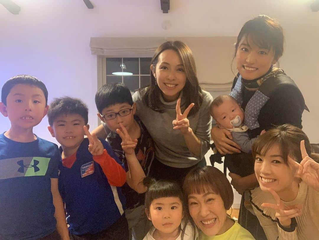 若林翔子のインスタグラム：「*﻿ *﻿ 昨日はホームパーティーでございましたー😚﻿ 新たに赤ちゃんも加わり、にぎやかに過ごしましたよん。﻿ やっぱがんばってる女性は美しいです😍😍😍﻿ 私もがんばろーーー😂😂😂﻿ ﻿ ﻿ #ホームパーティー　﻿ #仙台　#女子会　﻿ #タレント　#モデル　#フリーアナウンサー﻿ #ヘアメイク﻿ ﻿」