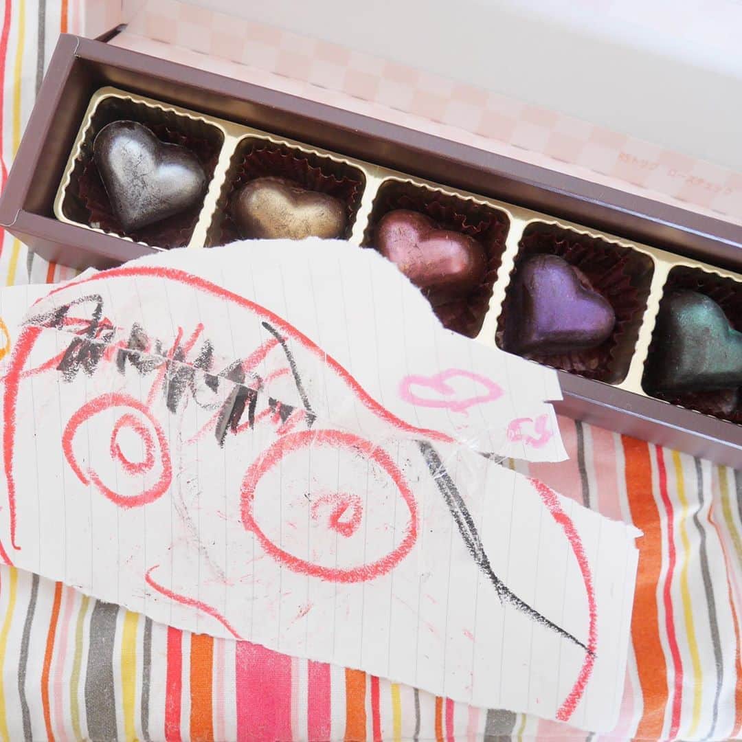 岡田薫のインスタグラム：「「バレンタインは好きな人にチョコレートを渡すのよ」 と話すと、 「パパにあげる！」 と何とも可愛い3歳のバレンタイン。  広告で見たハートのチョコがどうしても買いたいそうで、 六本木ヒルズのダルマットで。 ちなみに私はすっかり忘れて、 自分用に買っていたチョコをしかたなく🙃  すでに母より女子力が高い3歳児。  #バレンタイン#バレンタインチョコ#ダルマット#子育て#二人育児#女の子ママ#娘とパパ#3歳#姉妹#姉妹ママ#ママリ#ママライフ#ワーママ#赤ちゃん#赤ちゃんのいる生活#こどもとおでかけ#ママと娘#パパだいすき#momlife﻿#babygirl#happymom#lovemyfamily#岡田薫」