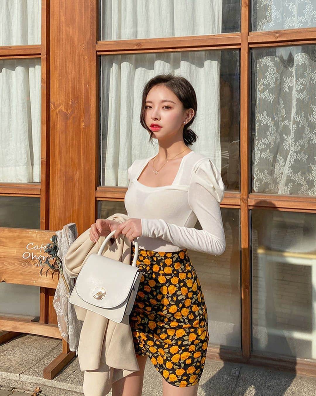 Chuuのインスタグラム：「얼굴 작아보이게 해주는 퍼프 숄더티!🌷」