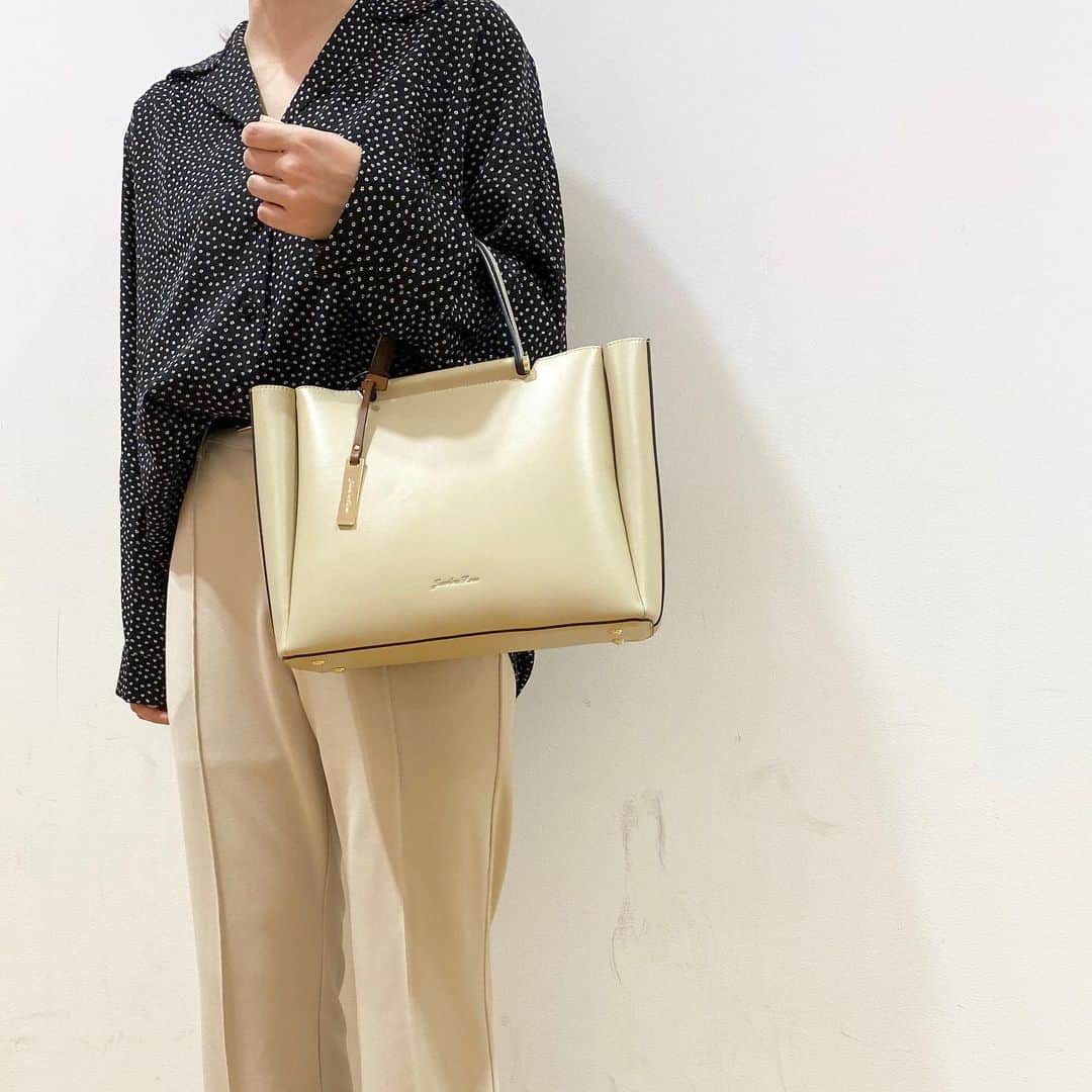 のインスタグラム：「. . セレステトート No.16061 Color:ブラック、ベージュ、ブラウン、ライトグレー、イエロー Price:¥9,000(＋tax) . . 東急プラザ表参道原宿店 Tokyu Plaza Omotesando Harajuku 📞03-6804-1361 OPEN/11:00〜21:00 . . #jewelnarose #ジュエルナローズ#tokyo #harajuku #原宿#東急プラザ表参道原宿#新作#表参道#2020ss#春夏#春コーデ#お出かけコーデ#オフィスコーデ #tokyuplaza#omotesando#shibuya#shoulderbag#sightseeing #newitem#spring#summer#cordinate#kawaii#fashion#newarrivals#东京#旅游#日本旅游」