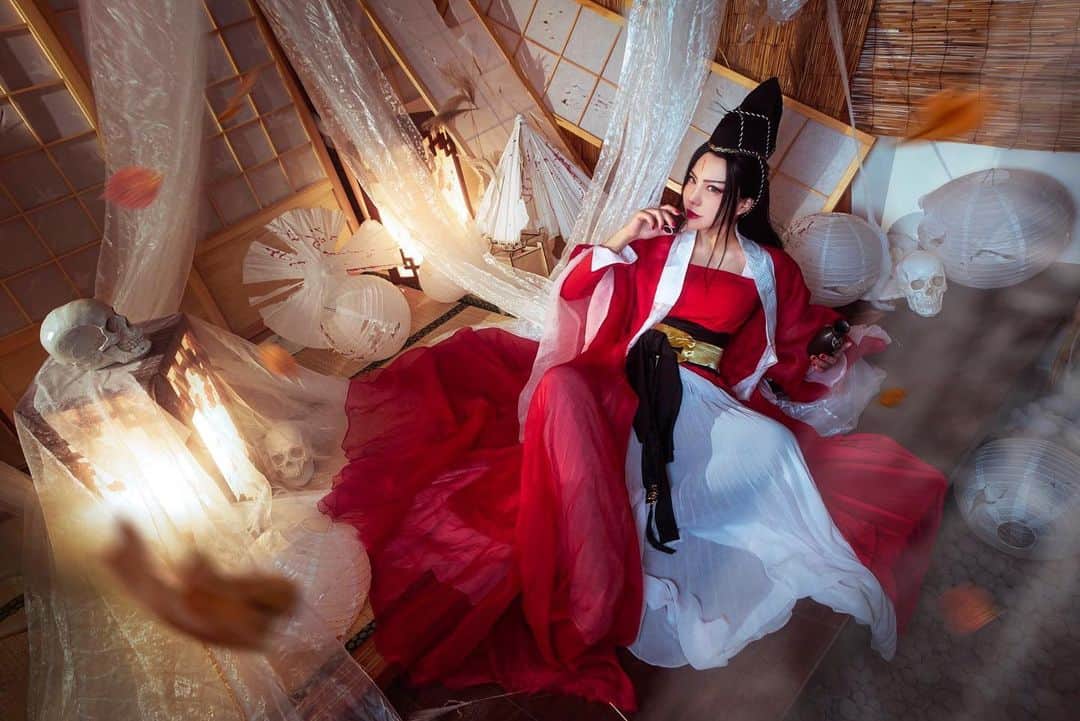 千尋のインスタグラム：「喝的有點醉~~茫 今日化身東方姑娘~但心有點冷~ 誰願意成為大人的大暖爐呢)笑 【給你一個大膽的機會 #撩千尋】 #誰最能征服我的心 #征服我吧小壞蛋 #有機會與千尋親密接觸 #跟千尋一起玩玩  飾演: 新笑傲江湖 M  東方不敗 雙平台預約:https://xxa.onelink.me/8Z71/xxa」