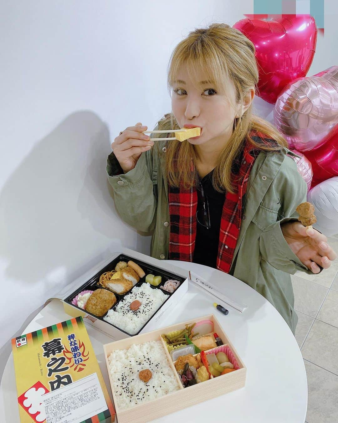 中村江莉香さんのインスタグラム写真 - (中村江莉香Instagram)「#ツインカップ と私🧁🥤🐨 インスタライブ30分後とかで⁈しまーす❤️❤️ カフェミーティング👼 #tripport さんではランチ営業もスタートしてて、斬新なのが#駅弁 が並んでて選べるんです😂笑 この感じがめっちゃ好きでツボります。駅弁を買って来てくださって、そして提供してくださるって❗️アットホーム感好きです。(そらインスタライブも出来る🐨💓) ・ カフェバーは3階でスイーツが食べられるのは1階🥞🧁🥤 このツインカップ名前の通りパフェとドリンクが一緒になってるの。 斬新でしょ？！😂😂💓かわい❤️ 以前もご紹介しましたこちらのcafeですがwifiもあって充電も出来て原宿駅から徒歩１分で、でも隠れ家的な🙈🙉 ありがたいお店なのです♥️♥️ ・ #えりファミ #ファミ会 #イベントは来週 #関西メンバー #会いにゆきます #ラブ #嬉しい #すきすき #原宿ミーティング #インスタグラマー #インフルエンサー #カフェ好き #インスタライブ生配信 #スイーツ #原宿グルメ #原宿ランチ #食べ歩き スポーツbar #駅弁 #旅行 #PR #おすすめ店舗 #原宿スイーツ #原宿カスタマイズスイーツ #tripport_sweetsdrink  @tripportpubcafe @tripport_sweetsdrink」2月15日 13時55分 - erica_nakamura