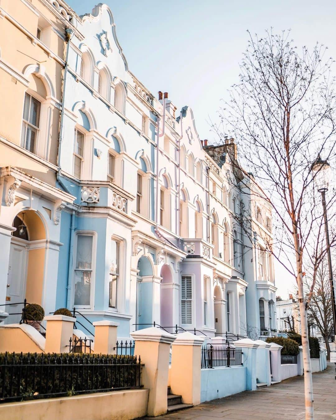 @LONDON | TAG #THISISLONDONさんのインスタグラム写真 - (@LONDON | TAG #THISISLONDONInstagram)「@MrLondon with slices of #NottingHill to brighten you up on a dreary day! Thanks for all the love everyone! ❤️ ___________________________________ #london #thisislondon #asundaycarpic #londonlife #lovelondon」2月16日 0時58分 - london