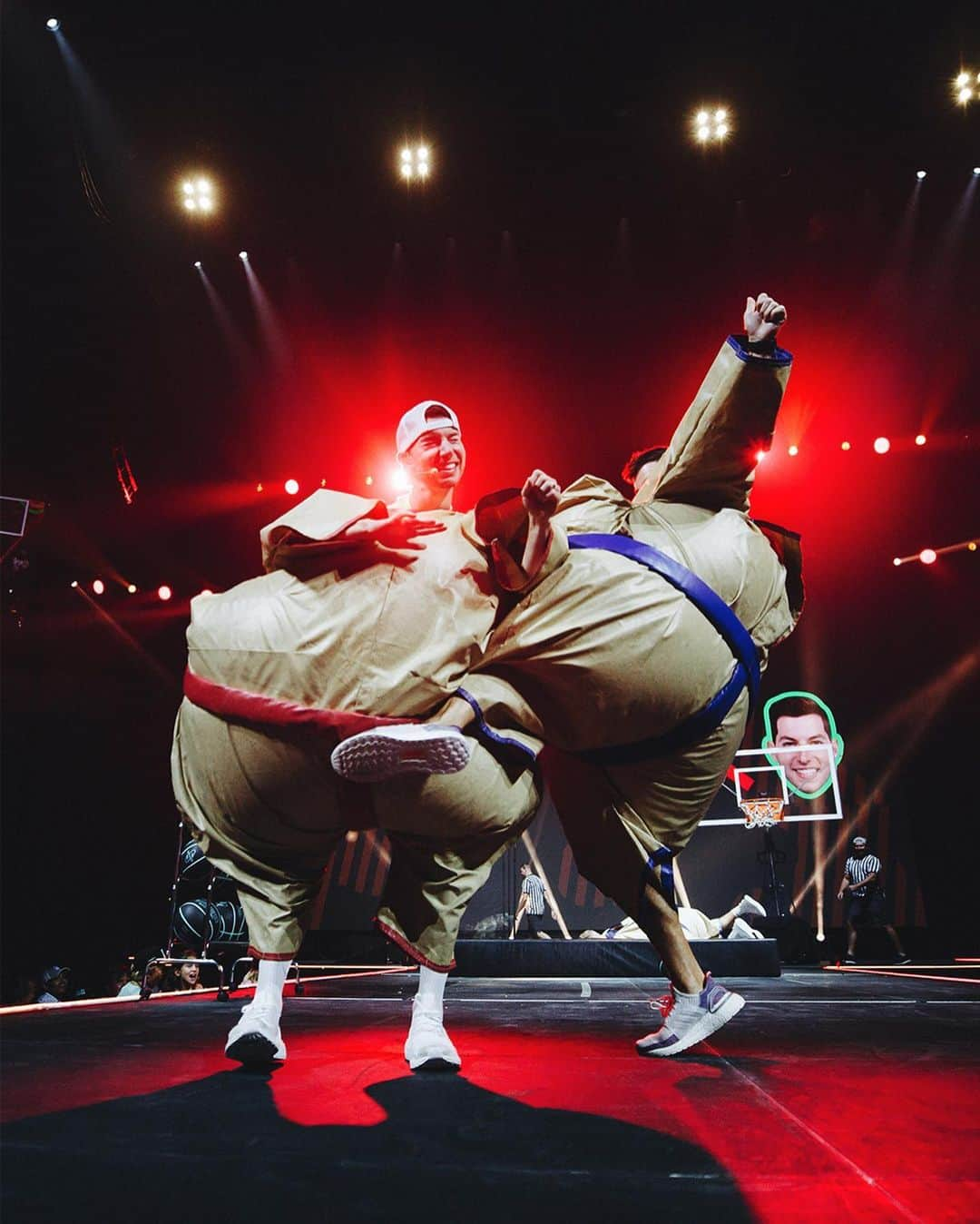 Dude Perfectさんのインスタグラム写真 - (Dude PerfectInstagram)「DOUBLE TAP if you’re pumped for the 2020 Dude Perfect Tour! 🥳 Hit the link in our bio for tickets, Meet & Greet VIP packages + more. Can’t wait to see ya this summer! #DudePerfectTour」2月16日 0時58分 - dudeperfect