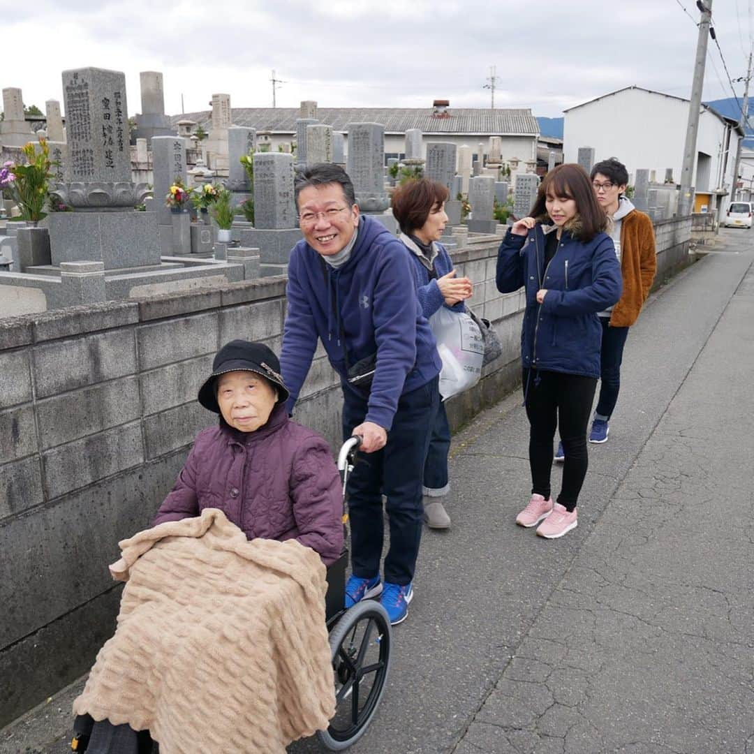 西岡詩穂さんのインスタグラム写真 - (西岡詩穂Instagram)「眼が見えるのに眼科行ったら何も見えないって嘘ついて先生を騙すおばあちゃん👵 体調悪いって言うから病院行ったら元気って言って先生を騙すおばあちゃん👵 腕に捕まらないと歩けないかと思ったのに雷鳴ったら走って逃げるおばあちゃん👵 リポD飲んだのにまだ今日飲んでないって言ってみんなを騙そうとするおばあちゃん👵 私の履いてるダメージデニムを見てそんなんしか履かせてもらえやんのかって言うて泣き出すおばあちゃん👵 私の知ってるおばあちゃんは、みんなをたくさん笑顔にしてくれて、人前に出る時は絶対に身なりをきちんとしてしゃんとしてる人だった✨ おばあちゃんみたいになりたいって何回も思った✨ 昔から私の心のよりどころはずーっとおじいちゃんとおばあちゃんで、それは大人になっても変わらん、この2人がおったから頑張れてた💪😌 ほんまにありがとう。 3人で旅行行ったり、温泉行ったりほんまに楽しかった♨️ いつかまた3人で旅行しよう✨ 天国でおじちゃんとおばあちゃんが2人仲良く幸せでありますように😌🙏 #おじちゃん #おばあちゃん #大好き」2月15日 23時33分 - shih05823