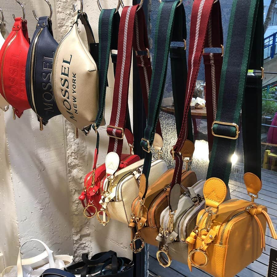 菊池かなこさんのインスタグラム写真 - (菊池かなこInstagram)「. 愛用のバッグブランド MOSSEL NEW YORKのPOP UP👜 @mosselnewyork . 2月14日はMOSSEL NEW YORKが 日本に上陸して１周年だそう✨ . 🌹がいっぱいのフォトスペースや 新作のバッグ,アクセサリー等沢山で楽しめました💜 . POP UPでは全商品30%引きと ピアスのプレゼントがあるので ぜひ遊びに行ってみてください❤︎ . 最終日の2/16は21時までopen☺︎ . . 📍東京都渋谷区神宮前3-25-18 . . ୨୧┈┈┈┈┈┈┈┈┈┈┈┈┈┈┈┈┈୨୧ #mosselnewyork#バッグ#原宿イベント #モシェルニューヨーク#モシェル #トートバッグ#ハンドバッグ#ショルダーバッグ #ウエストポーチ」2月15日 23時35分 - canana_kanako