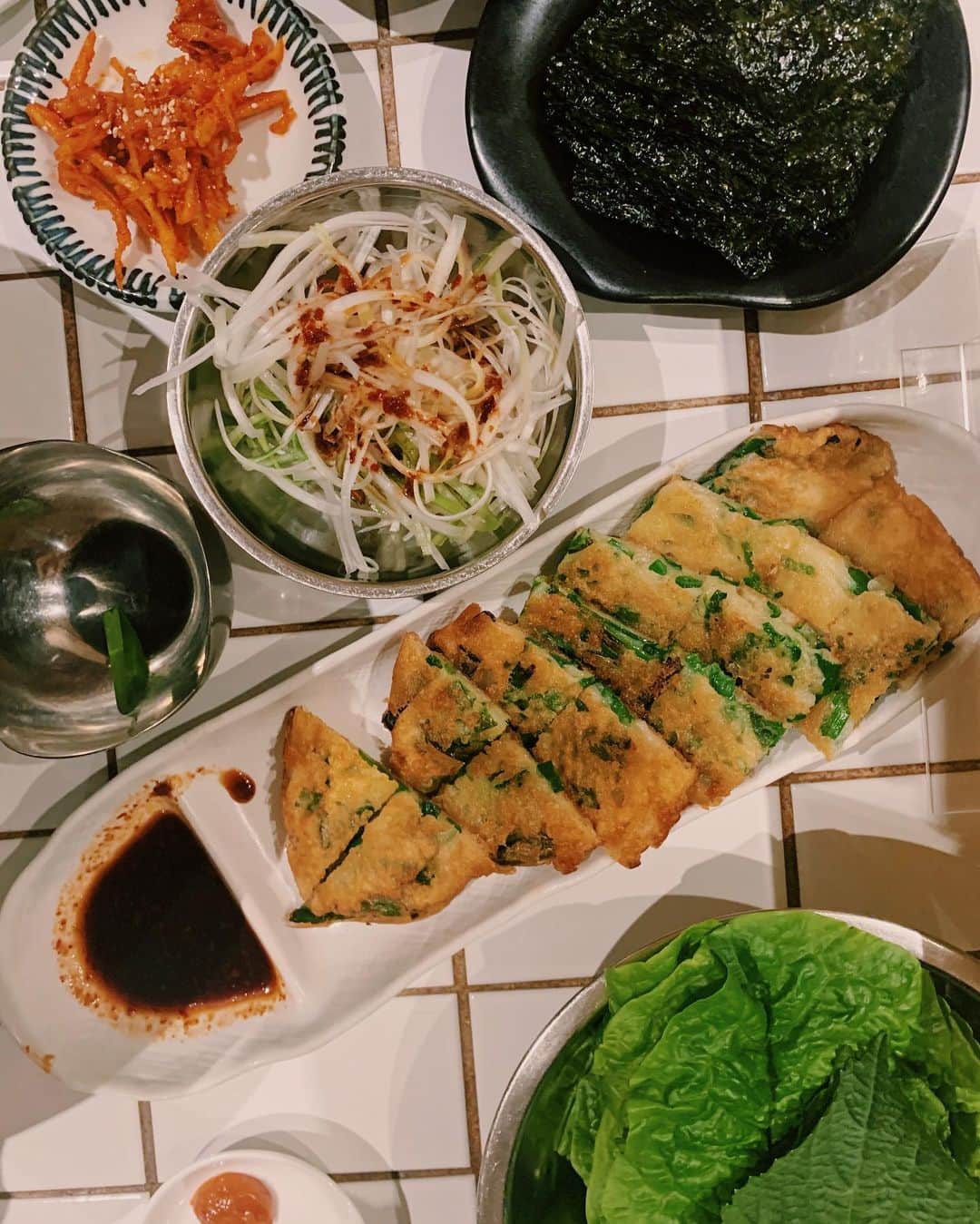 のインスタグラム：「サムギョプサルとチヂミ美味しかった〜😌﻿ ﻿ 久々になっちゃんと近況報告して﻿ お喋り止まらんかったね🥰🙏﻿ ﻿ ﻿ また近いうちに👌❤️﻿ ﻿ ﻿ #なっちゃんのおっちょこちょいに笑った🤣」