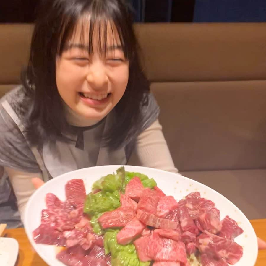 森七菜さんのインスタグラム写真 - (森七菜Instagram)「先日、高校サッカーのスタッフの皆さんとお食事へ‼️ サッカー話に花咲かせました🌸 #高校サッカー応援マネージャー #1ヶ月ぶりの再会 #打ち上げ #お肉好きなのがバレてる…笑 #選手の皆さん元気かな〜」2月15日 23時37分 - morinana_official