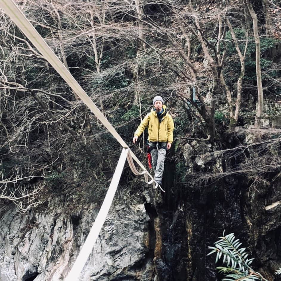 のインスタグラム：「明日は雨天の為、Barrel Slackline Gym オープンしてます。10:00〜17:00です。詳しくはプロフィール記載ホームページwww.slackline-research.comにて。ジム会員限定のTシャツとパーカーも明日から販売してます。  #barrelslacklinegym #slacklineresearch #slacklife #gappai #スラックラインリサーチ #バレルスラックラインジム」
