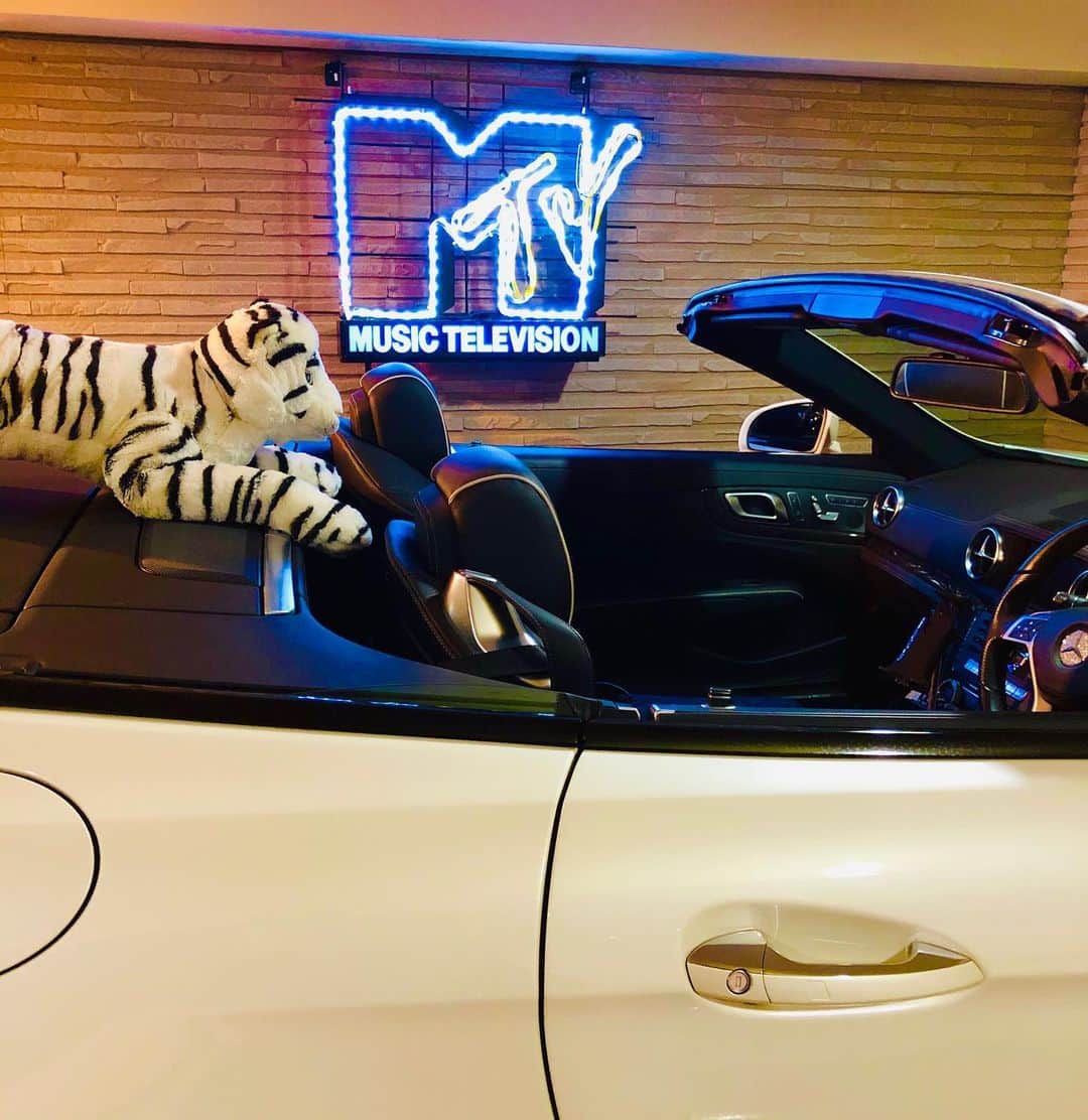 マイケル富岡のインスタグラム：「80年代…まだ民放でMTVをやってた頃 私 マイケル VJ(ビデオジョッキー)をやらさせていただいてました…その時にスタジオで使用していたネオンが数十年の時を経てついに…点灯しました♡感無量 うちの家宝です♡感謝しかありません 我家のホワイトタイガーもノリノリ…？ #mtv #vj #マイケル富岡 #俳優 #タレント #感無量 #感謝 #感動 #家宝 #ガレージ #sl #amg #ホワイトタイガー #actor #actorslife #80's #love #mercedes #benz #ネオン #修理 #復活」