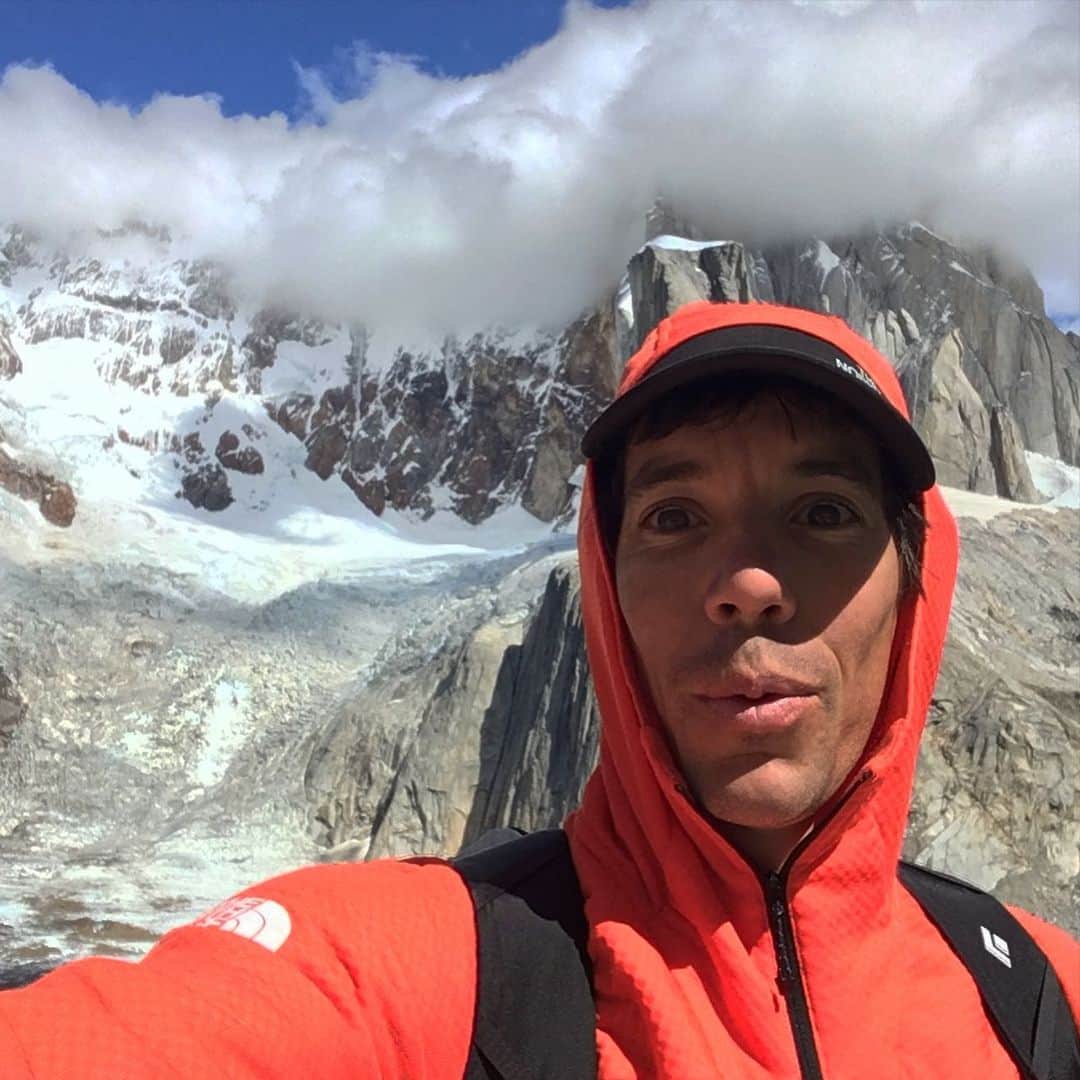 アレックス・オノルドのインスタグラム：「Two days ago I went into the mountains to climb Thaw’s not Houlding Wright on Aguja de l’S (3k ft 5.10d or so). The weather forecast was marginal - a chance of precipitation throughout the day, medium winds, chilly temps - but seemed ok to at least stroll into the mountains and see how things unfolded. It was mostly sunny (with rain) on the hike in (first pic), but after scrambling up the initial 2k ft buttress it started snowing pretty hard and the winds increased. But by then it seemed easier to finish the hard climbing and descend the East face of de l’S than to climb back down the buttress and walk back out the Torre Valley (which is always a laborious approach). So I wound up climbing very icy cracks in a very windy snow storm and made it to the top. Thankfully the descent was a lot more sheltered and I downclimbed the historic East face down to the glacier and then back to the normal hiking trails.  It wound up being a little under 12 hours house to house, which is a pretty awesome way to climb mountains. Something like 7.5k ft of vertical and 24mi of hiking/jogging in and out. What a day! I also just want to acknowledge that Thaw’s not Houlding Wright is one of my favorite route names in Patagonia, put up by my fiends Kevin Thaw, @leo_houlding and @cedarwright. Great route, when it’s not covered in ice...」