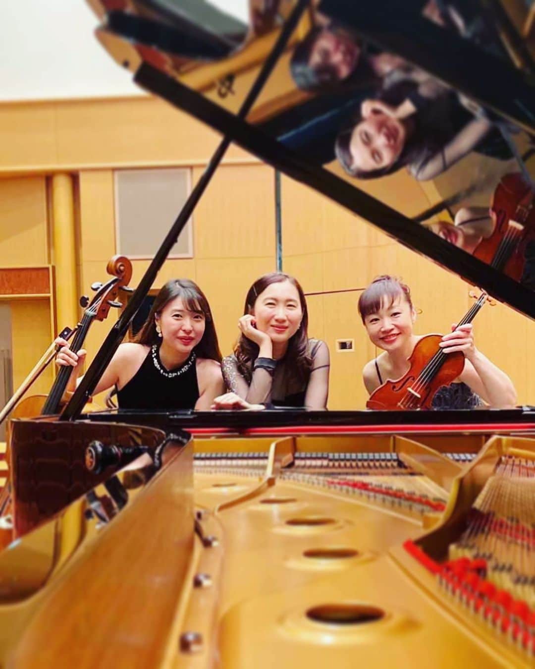 新倉瞳さんのインスタグラム写真 - (新倉瞳Instagram)「Piano Trio CD Release Concert  この写真、ふた昔くらいのピアノトリオのジャケ写感があって好き！  #pianotrio #cd #brahms #mendelssohn」2月15日 23時52分 - hitominiikura