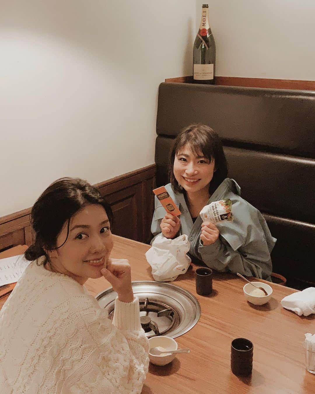 日下裕江さんのインスタグラム写真 - (日下裕江Instagram)「It’s great to see you!!!! I miss you Naoko❣️ 何気にNaokoと会うのは今年初‼︎ 新年初やっと会えて嬉しかった💓  ほんとは映画観る予定だったけれど、 まさかのオーディションが押しに押しまくって間に合わず💦 観れなくてごめんね🙏 リベンジしよ🔥  でもその代わりに 沢山喋り倒した😂  色んな近況報告もできて ストレス発散✨ あ〜楽しかった💓  ベトナム土産もやっと渡せた🇻🇳 良かたん☺️ 久々豚組しゃぶ庵来たけど、 やっぱり美味しかった😋💕 Naoko今年も色んな思い出作ろうね✨ また次回会える時 楽しみにしてる〜💋xoxo!  #greattoseeyou #longtimenosee #imissyou #mybestfriend #happytime #happyday」2月15日 23時45分 - hiroe___h