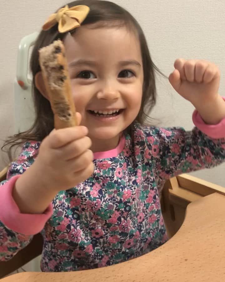 のインスタグラム：「しまじろうの『ぼくらのほしのミラクル」を一生懸命歌おうとしている瑠花るか丸🎤✨ いつも「ヘイ！」の掛け声の所が気合入っています🤣笑 Singing her favorite song! #sing#singing#song#kid#justbaby#cute#love#happy#smile#fun#しまじろう#ぼくらのほしのミラクル#歌#子供#育児#子育て#親バカ部#ベビフル#ママリ#コドモノ」