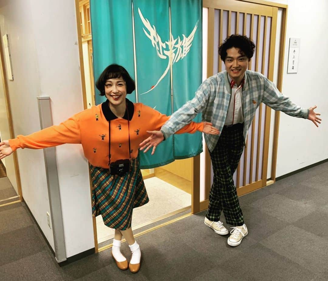 大月さゆのインスタグラム：「#シャボン玉とんだ宇宙までとんだ 大千穐楽❣️ありがとうございました！新聞勧誘員🤓では、笑いだけではなく拍手までいただいて😭勇気を出して(？！)新しいキャラクターに挑戦して良かったと思いました💕  ユウあんちゃんとのラストショットは、ブレンドからのクレラップ(私の髪型から連想)。なんでも受け入れてしまうユウあんちゃん。サイコーです✨✨」