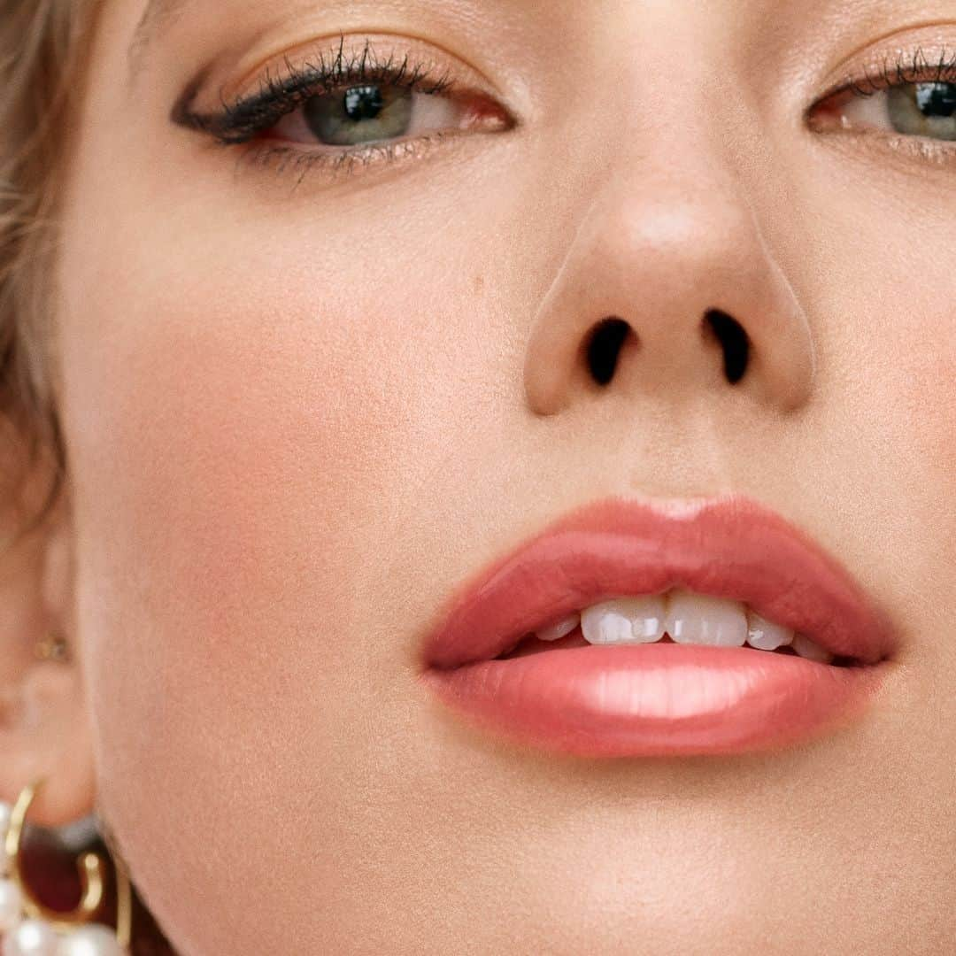 ボビイブラウンさんのインスタグラム写真 - (ボビイブラウンInstagram)「Going out tonight? Try balancing graphic eyeliner with a soft, shiny lip.  Opt for our NEW Oil-Infused Gloss. It keeps lips looking plumped & shiny, but never sticky! - Shade shown: Hot Streak -  #BobbiBrown #CrushedLipColor #BBGirlCrush #LipGloss #GlossyLips #HydratedLips #graphiceyeliner #eyeliner  #lipglosses #pinklips #nudelips」2月16日 0時00分 - bobbibrown