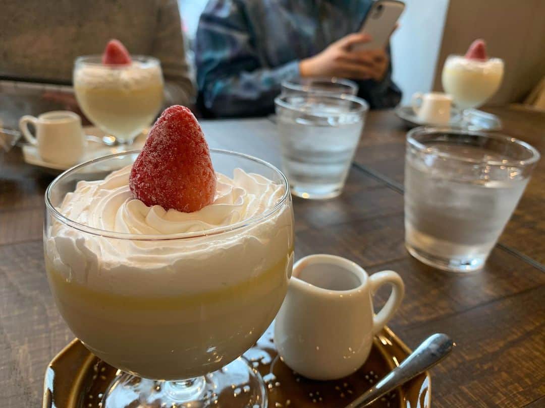 のインスタグラム：「どーでもいい話しで盛り上がり、深い話しで悩める友達って凄く大事やし大切にしたい。 出会えて良かった🥰しかし、馴れ初め思い出せず、、、、笑  ま、そんなこともあるよね！笑  #河原町ランチ  #グラマー尊敬」