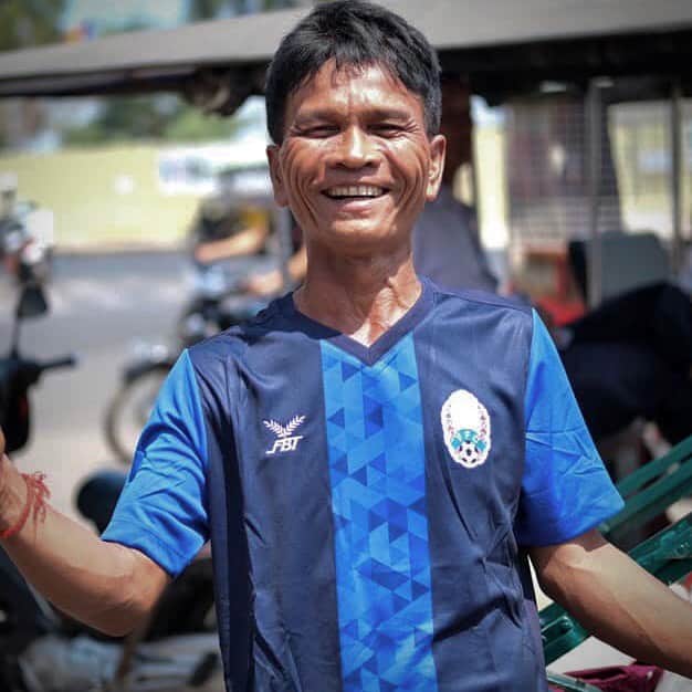 本田圭佑さんのインスタグラム写真 - (本田圭佑Instagram)「My family Cambodian National players have been helping the local people who don't have enough opportunities to do something which they like. I'm proud of my kids in Cambodia. @cambodianationalteam #phnompenh」2月15日 23時59分 - keisukehonda