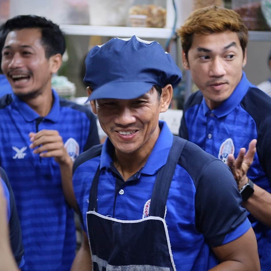 本田圭佑さんのインスタグラム写真 - (本田圭佑Instagram)「My family Cambodian National players have been helping the local people who don't have enough opportunities to do something which they like. I'm proud of my kids in Cambodia. @cambodianationalteam #phnompenh」2月15日 23時59分 - keisukehonda