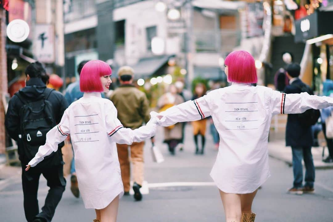 AYAさんのインスタグラム写真 - (AYAInstagram)「THOMBROWNE🌹  @thombrowneny @thombrownejp  伊勢丹メンズ館2階にてカスタマイズ出来るイベントを開催中⚡️ 会期は2⽉1⽇（⼟）から21⽇（⾦）まで。 シャツやスウェット、Tシャツの背⾯に 1⾏⽬には「THOM BROWNE.」、2⾏⽬には「NEW YORK」、そして3⾏⽬には名前やメッセージなど最⼤20⽂字まで印字してもらえるよ🔥🔥🔥 世界にひとつ、自分だけのオリジナルアイテムが作れるなんて素敵だ🌸」2月16日 0時13分 - ayaxxamiaya