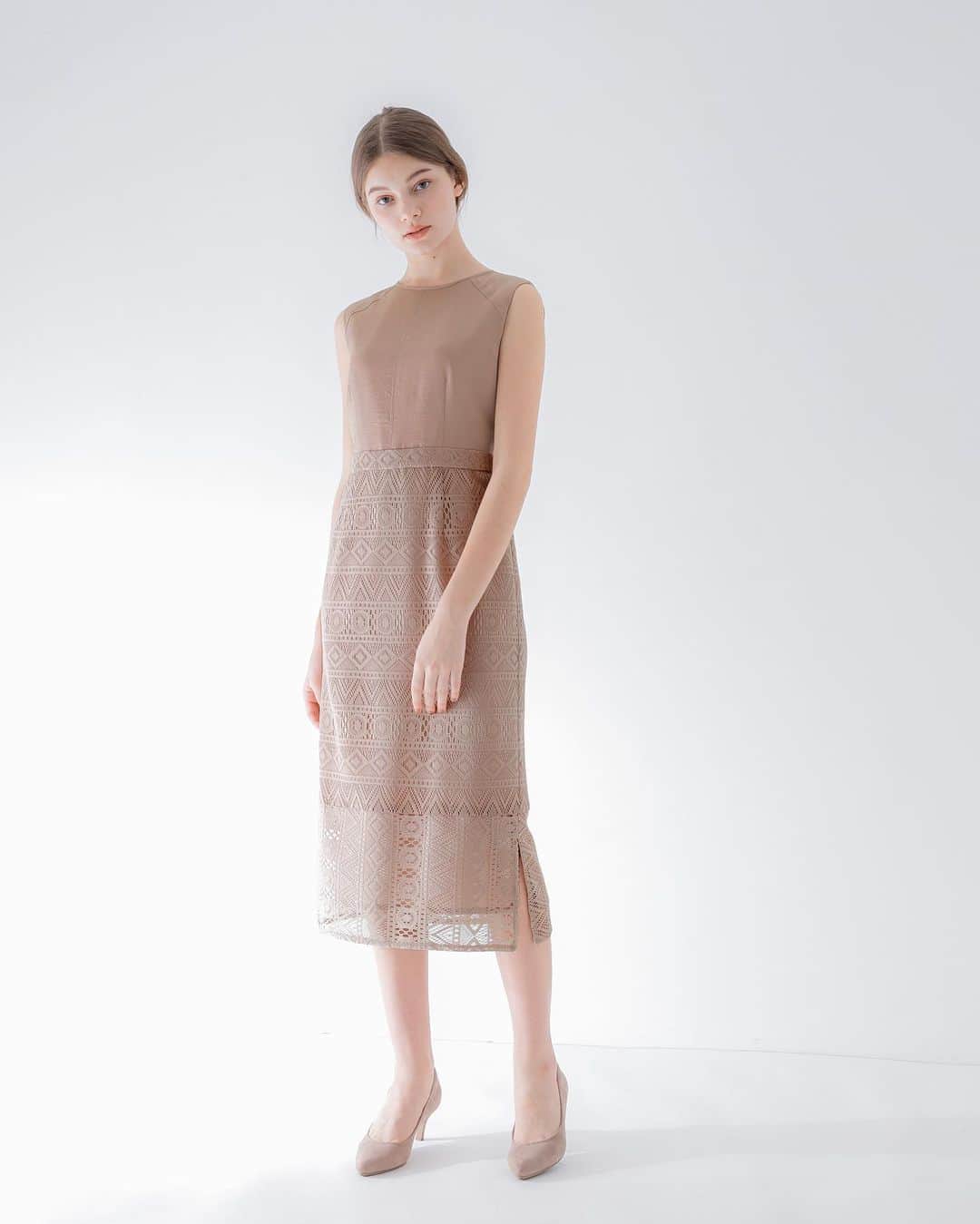 のインスタグラム：「. LA MAISON ﻿ 20SS NEW COLLECTION ﻿ ﻿ ウエスト下からさりげないレースは幾何学柄で甘くなりなりすぎないのが◎﻿ 程よいタイトシルエットが女性らしい一枚です。﻿ ﻿ #dress #onepiece﻿ #オケージョン﻿ #結婚式」