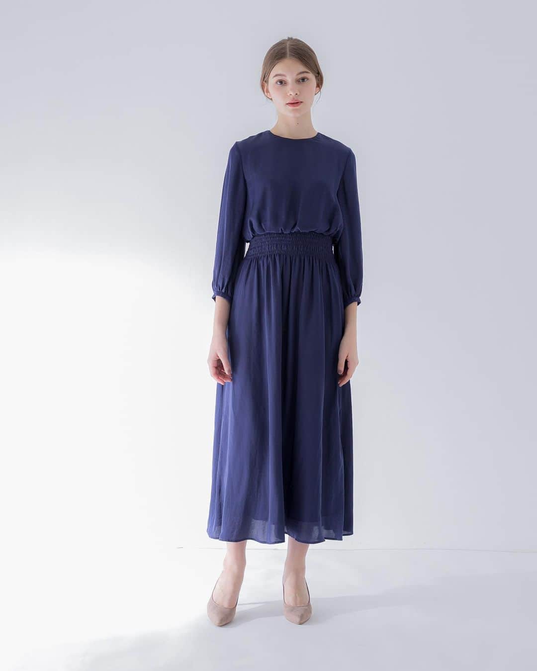 のインスタグラム：「. LA MAISON ﻿ 20SS NEW COLLECTION ﻿ ﻿ シンプルなウエストシャーリングワンピース。一枚で着れる袖ありタイプはオケージョンシーンだけでなく、普段使いもできる優れもの。﻿ ベーシックなネイビーはもちろん、カラーもご用意しました。﻿ ﻿ ﻿ #dress #onepiece﻿ #オケージョン﻿ #結婚式」